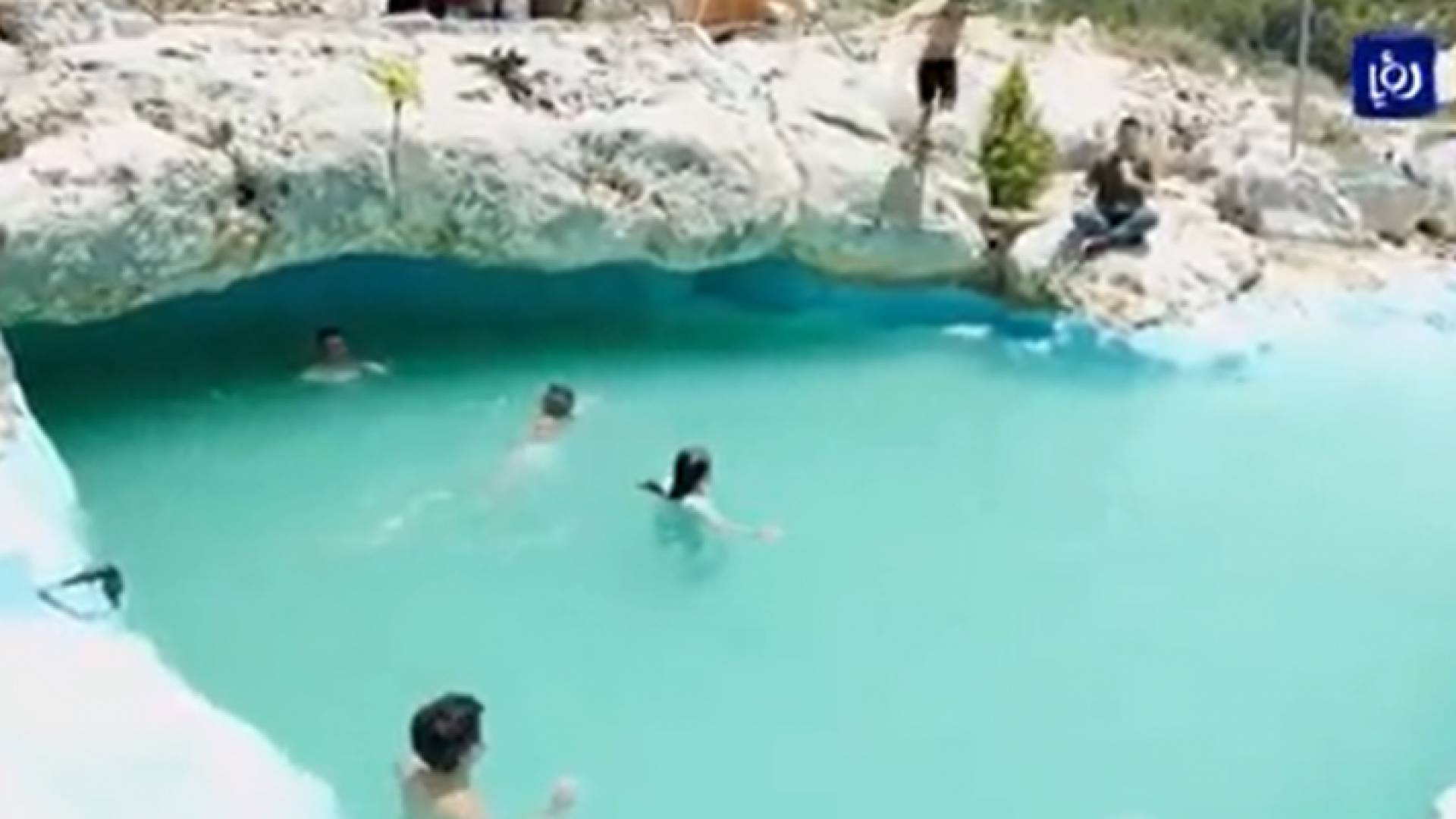 عائلة فلسطينية من بلدة بلعين تستبدل البحر ببركة سباحة محفورة في الصخر