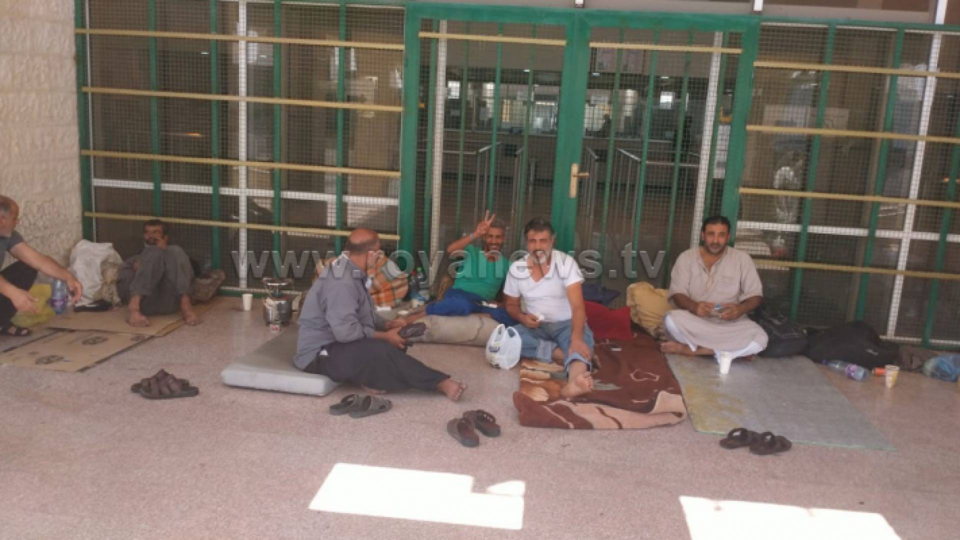 سائقو شاحنات: لا يوجد كرفانات لحجرنا في حدود العمري ونفترش ساحة الجمرك