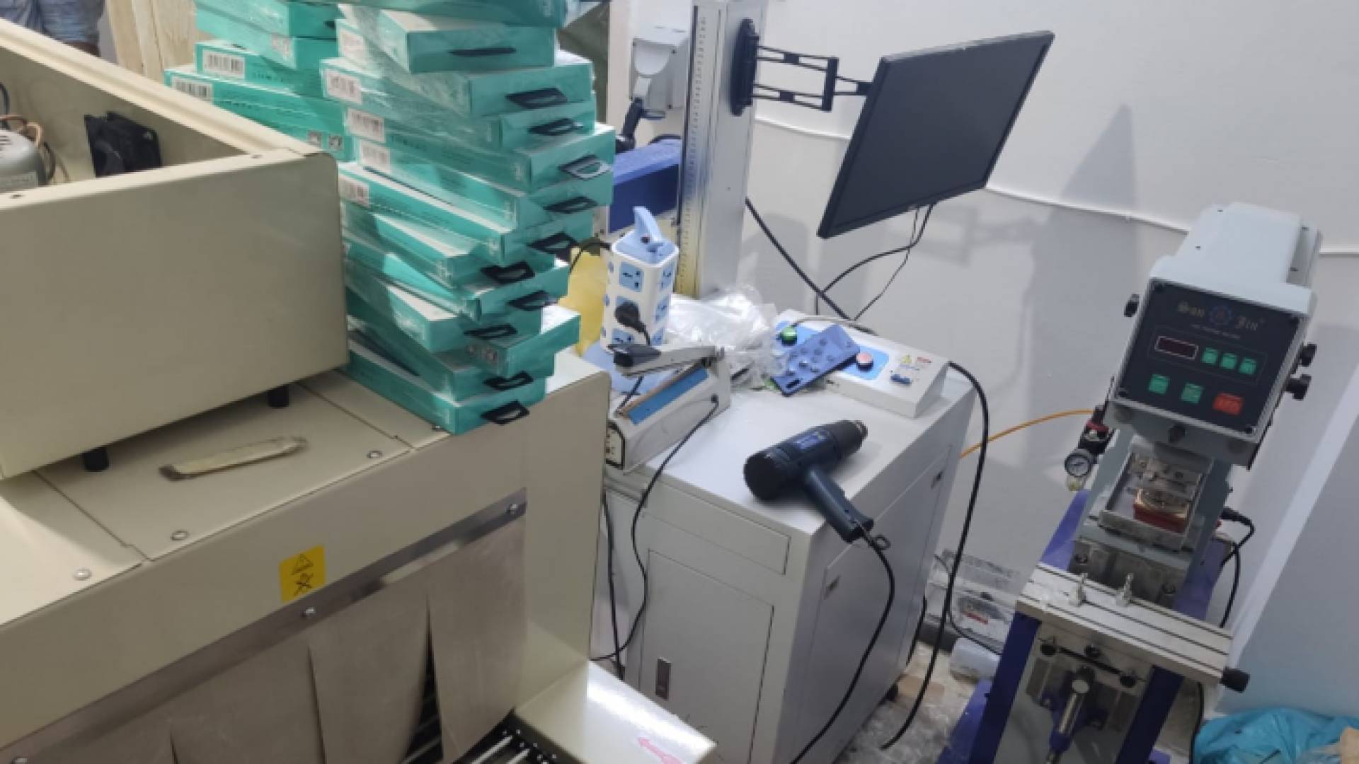 الجمارك تضبط ماكينات ومصنع لتزوير ماركات عالمية مشهورة