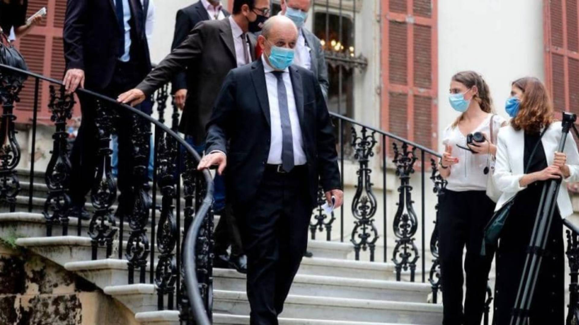 وزير الخارجية الفرنسي يغادر الخارجية اللبنانية