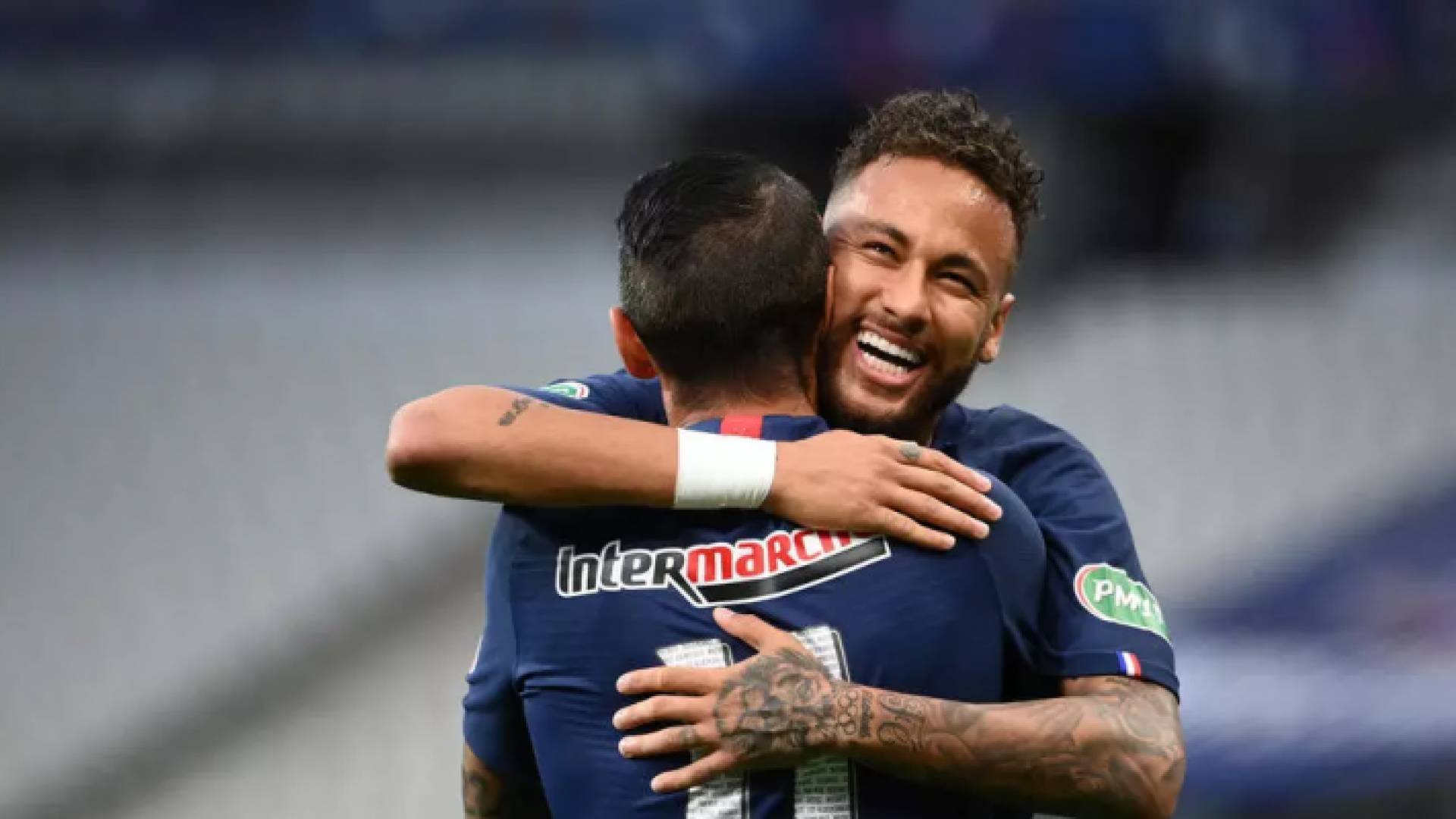 مهاجم باريس سان جرمان البرازيلي نيمار يحتفل مع زميله الارجنتيني انخل دي ماريا