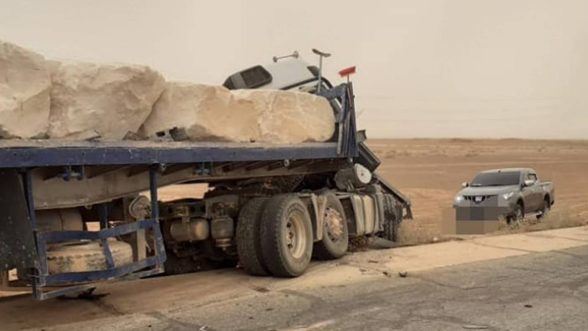 إصابة بحادث تصادم بين 3 تريلات في الرويشد