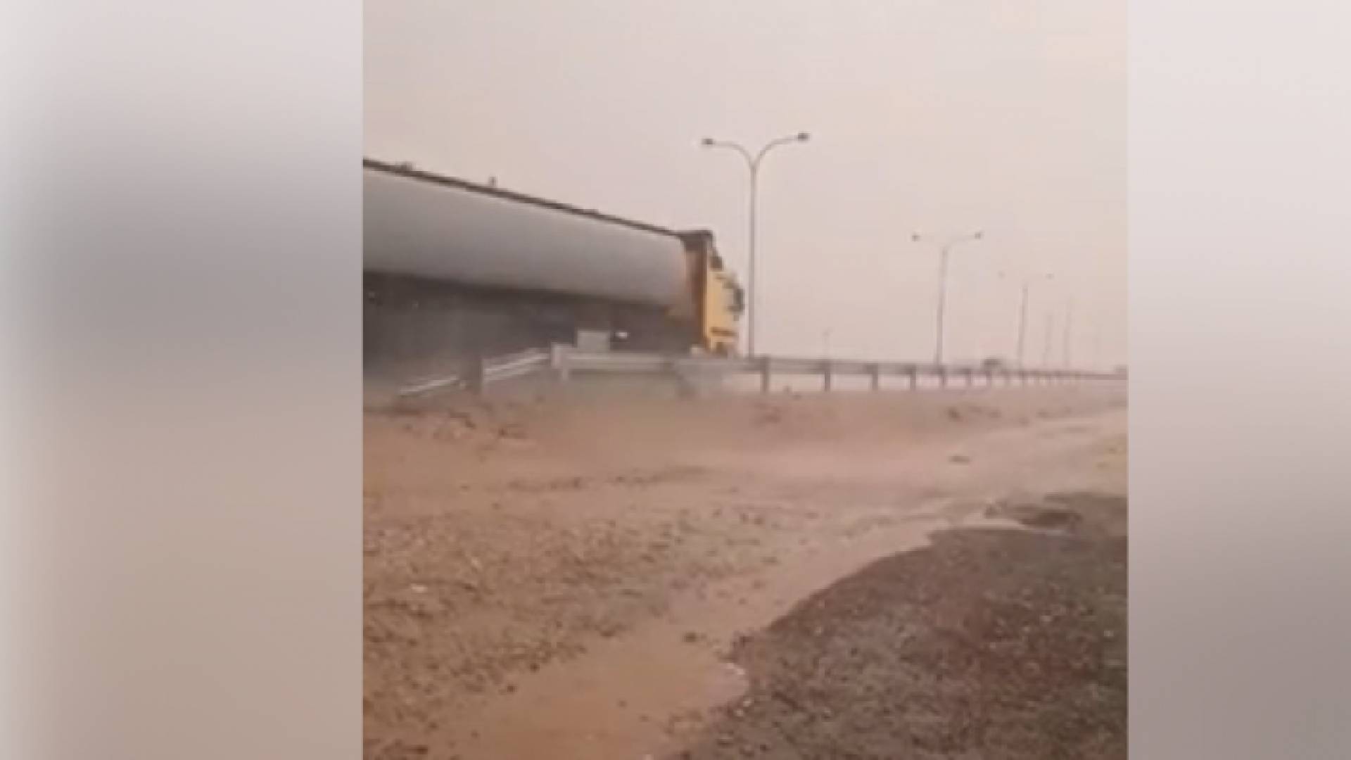 الأمن يحذر مرتادي الطريق الصحراوي من الأمطار الغزيرة