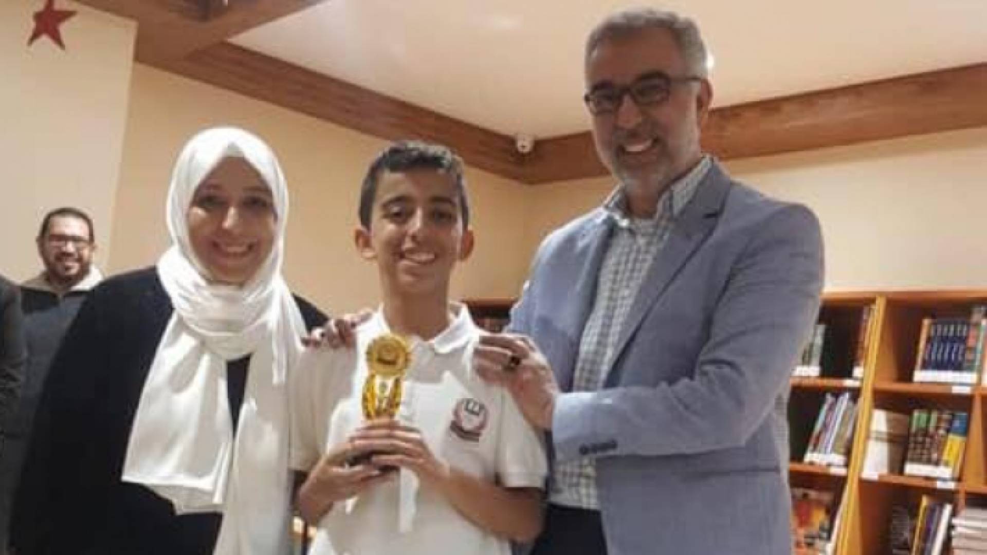 الطفل علي الدراس ووالده ووالدة