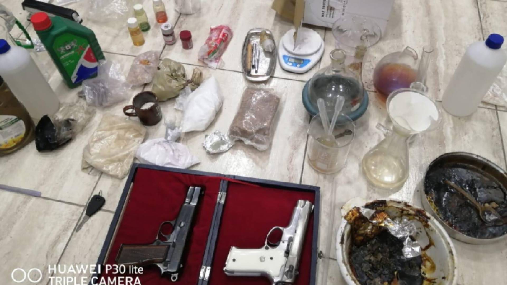 إحباط محاولة شبكة جرمية تصنيع وتركيب مواد مخدرة محليا