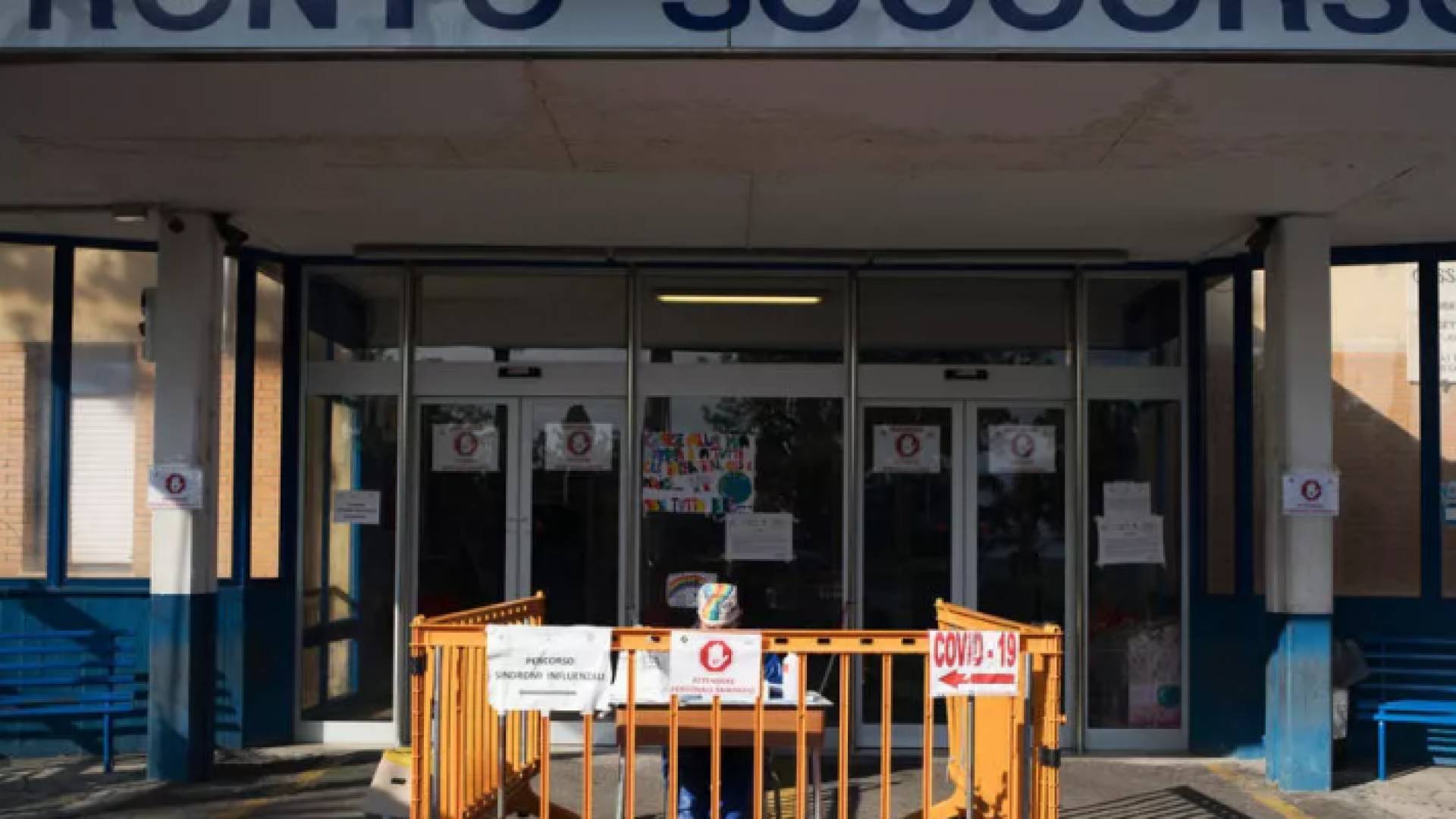 مدخل الطوارئ إلى المستشفى في لوكري، جنوب إيطاليا