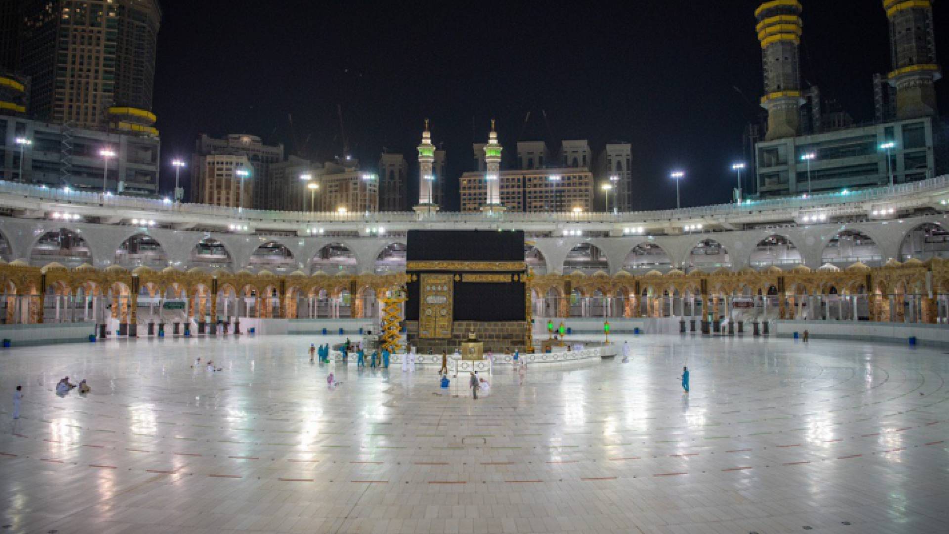 الكعبة المشرفة تكتسي ثوبها الجديد