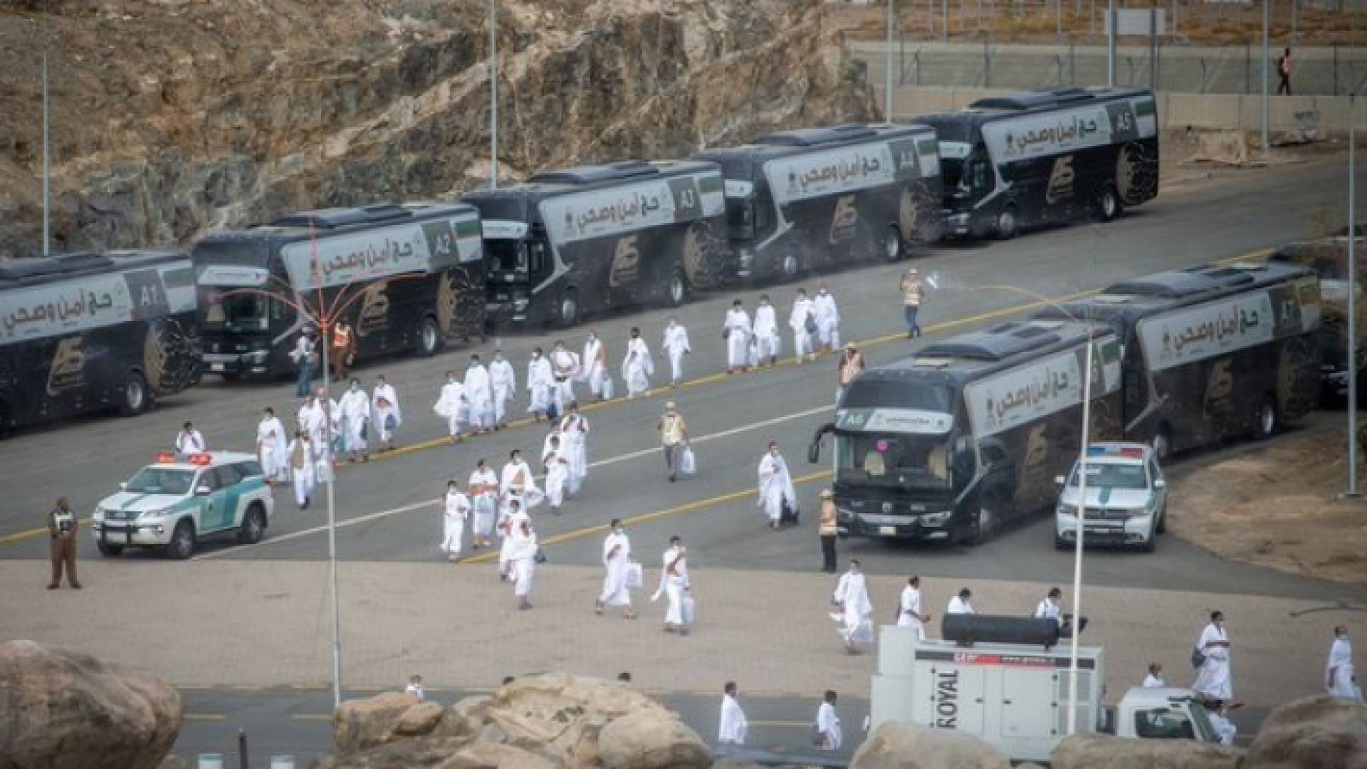 حجاج بيت الله الحرام يبدأون النفرة من عرفات