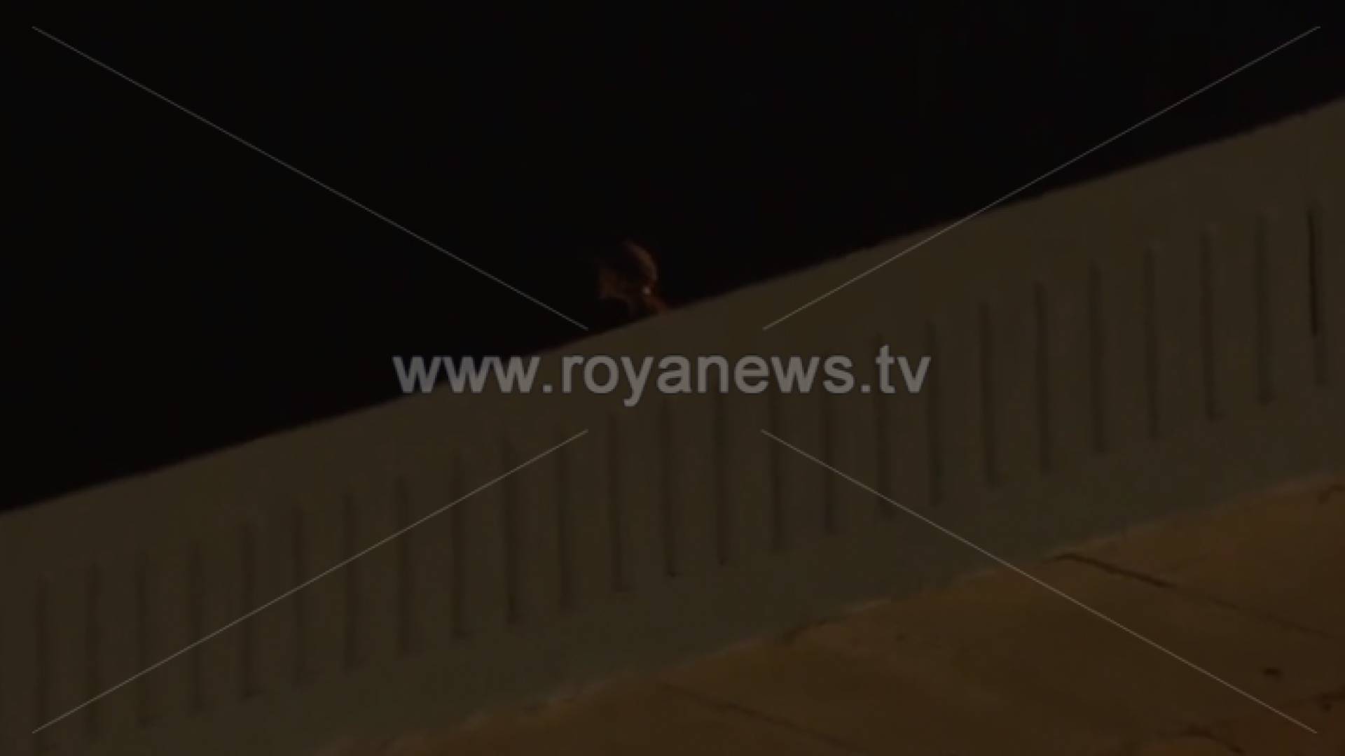 شاب يهدد بالانتحار من أعلى جسر المدينة الرياضية بعمان