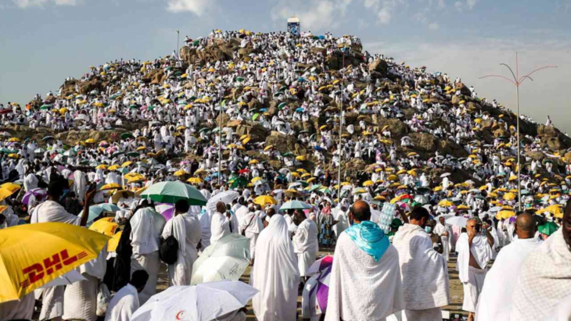 حجاج بيت الله الحرام يقفون على جبل عرفات - ارشيفية