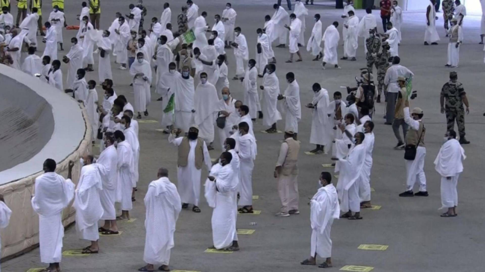 الحجاج يرمون جمرة العقبة