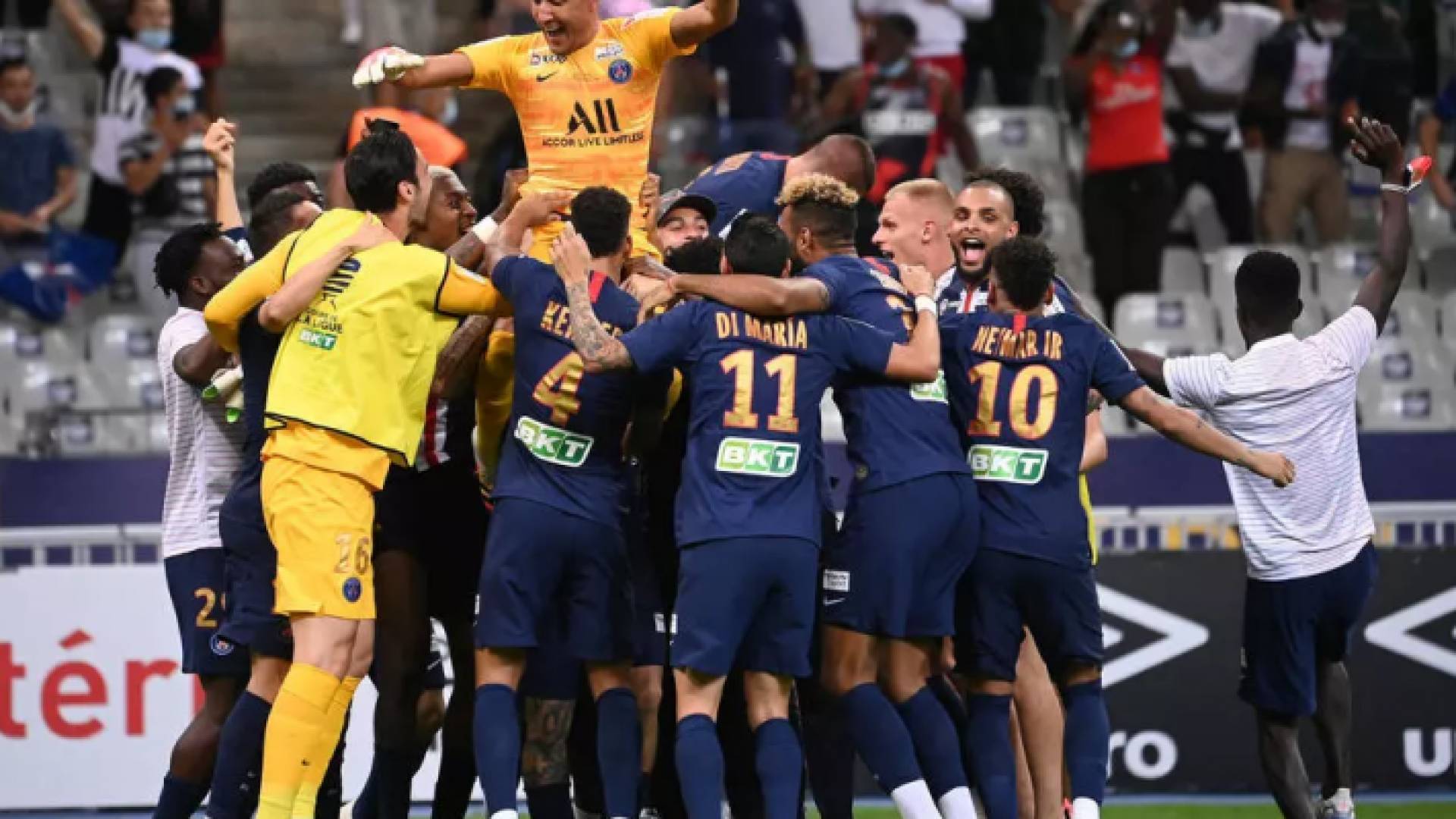 حمل لاعبو باريس سان جرمان الحارس كيلور نافاس بعد صده ركلة الترجيح