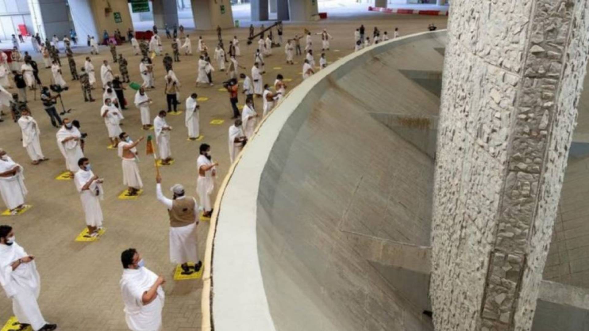 في ثاني أيام التشريق، حجاج بيت الله، يرمون الجمرات الثلاث