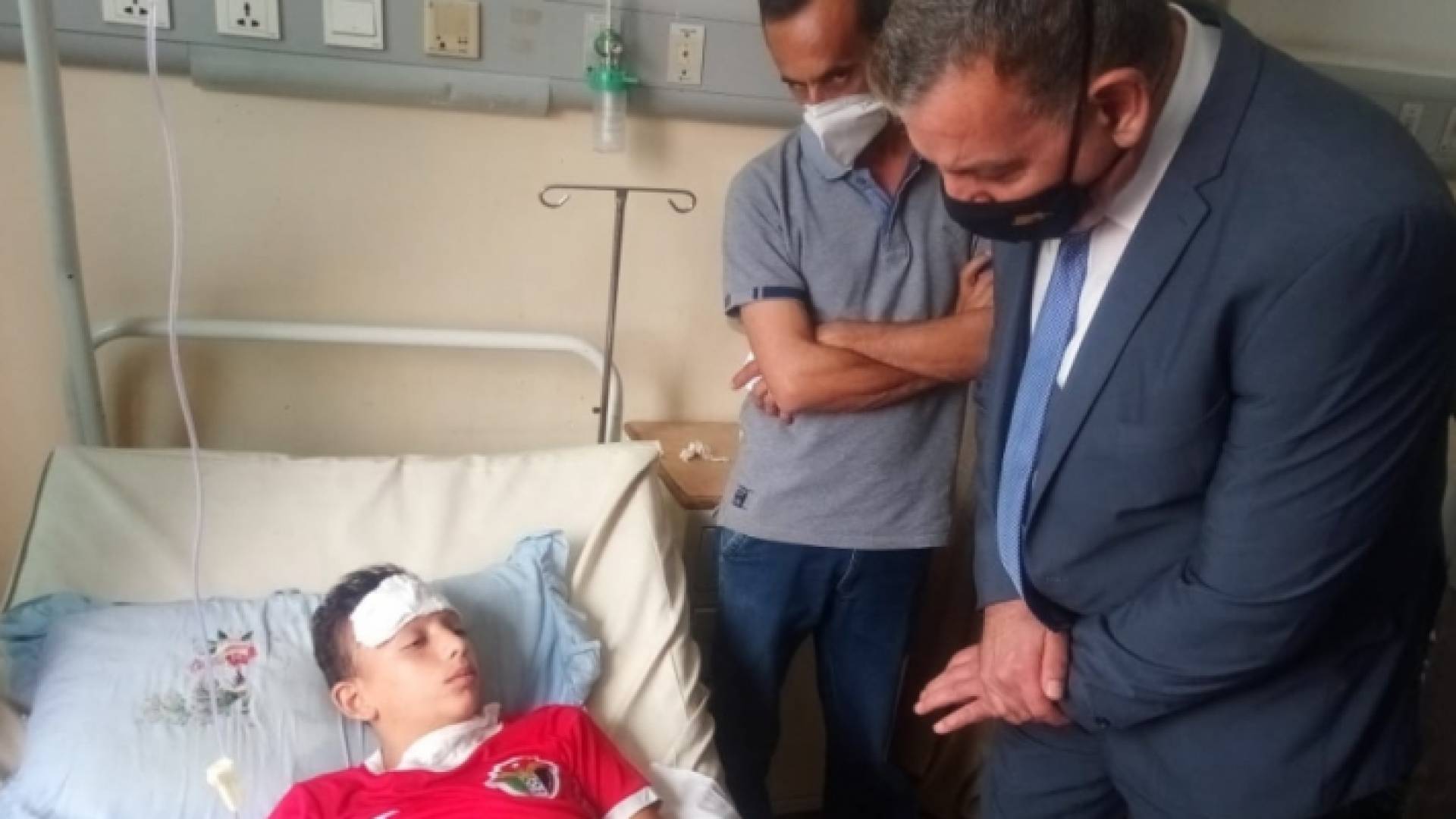 زيارة وزير الصحة سعد جابر لأحد المصابين بالتسمم الغذائي