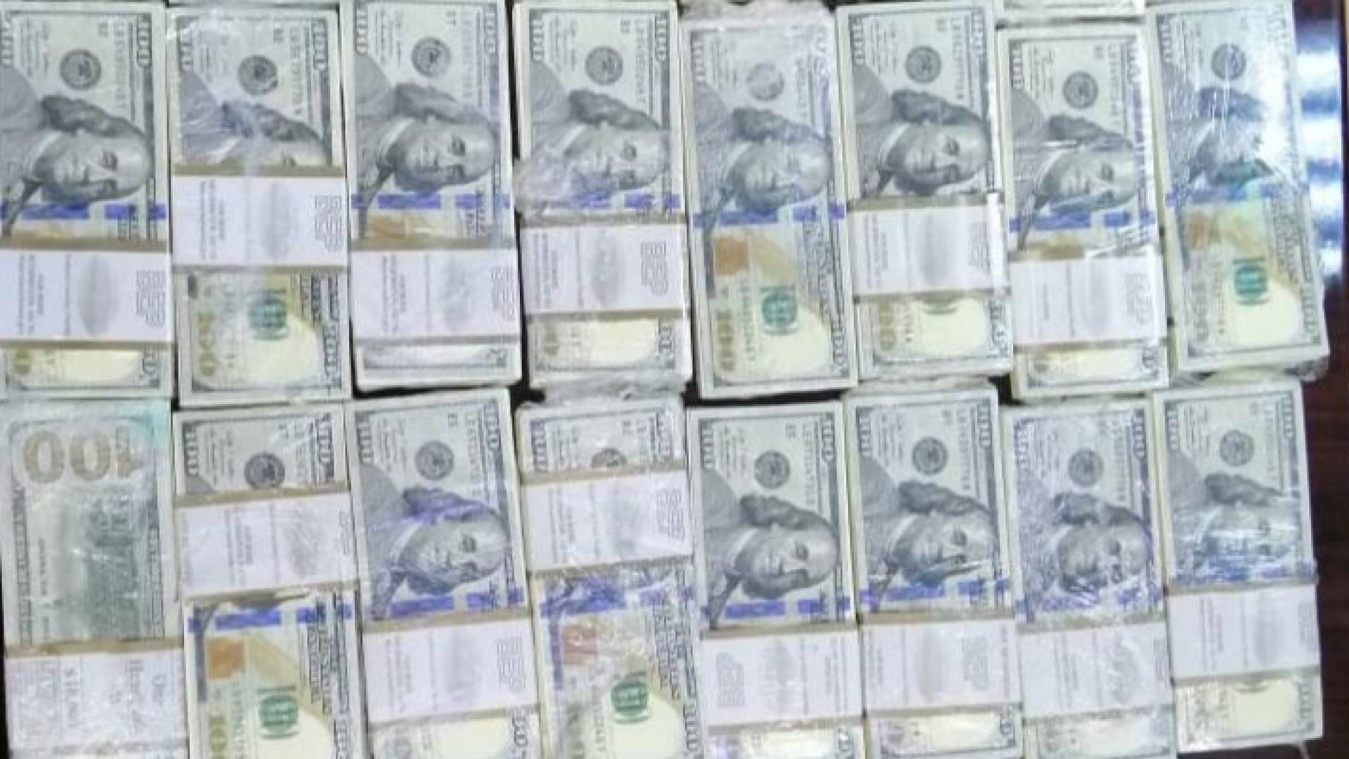 احباط محاولة احتيال بـ 250 ألف دولار مزيفة.. وضبط المتورطين