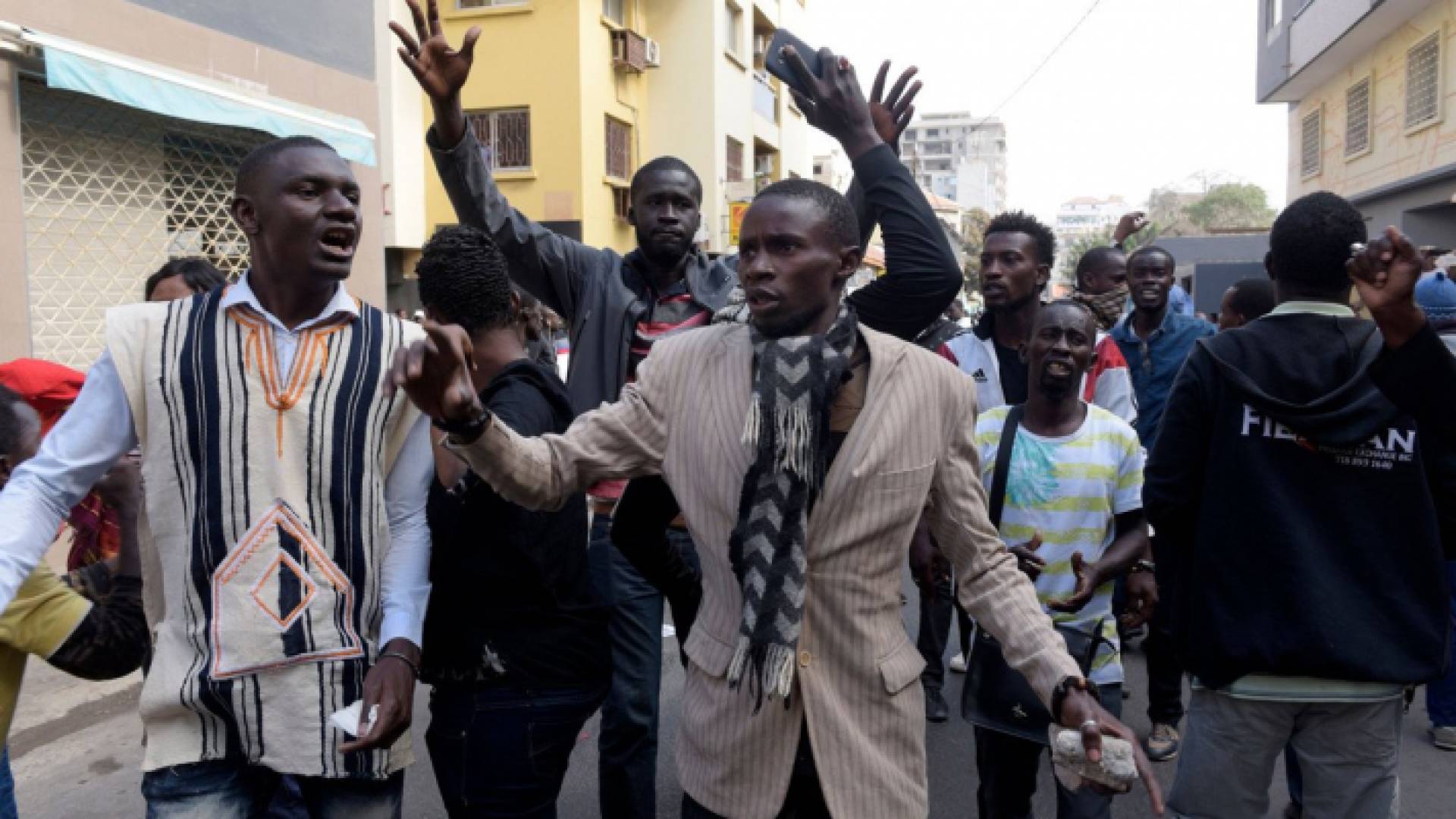 أنصار زعيم سنغالي يحطمون مكاتب صحيفة نشرت خبرا عن إصابته بكورونا