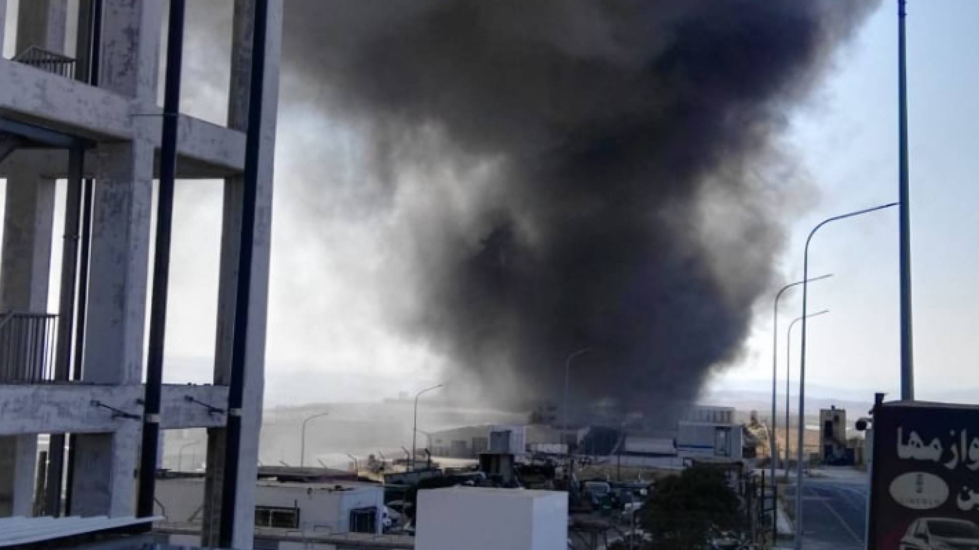 حريق بمعرض للباصات بالمنطقة الحرة بالزرقاء