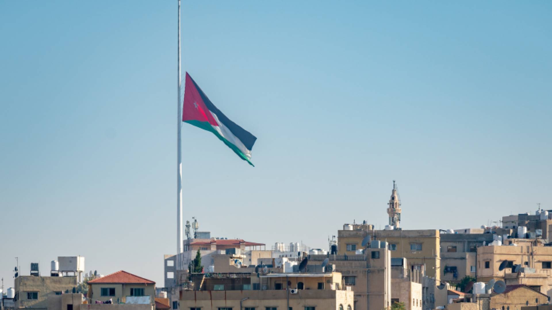 تنكيس علم السارية ثلاثة أيام حداداً على أرواح ضحايا انفجار مرفأ بيروت