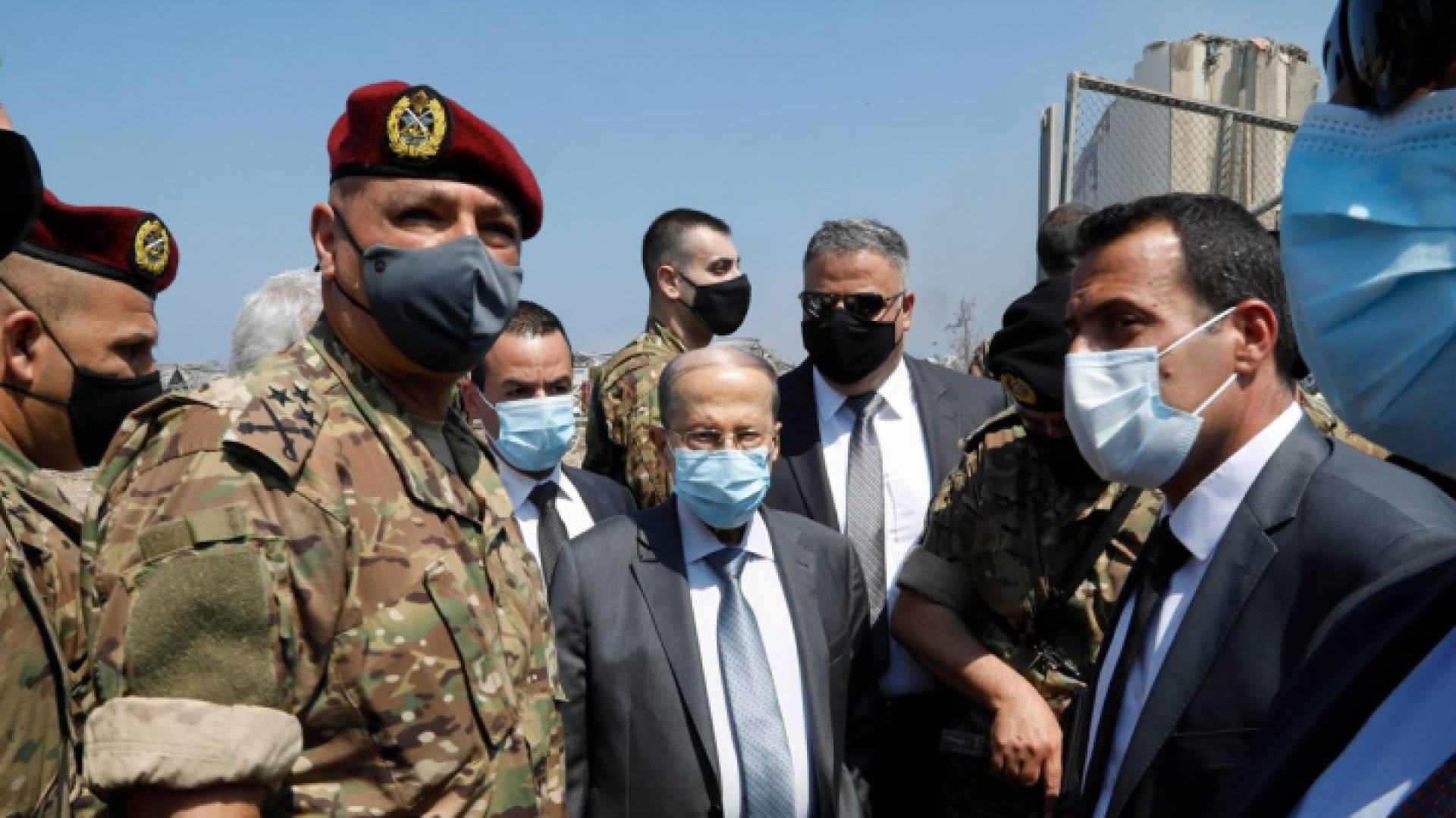 رئيس الجمهورية يتفقد موقع الانفجار