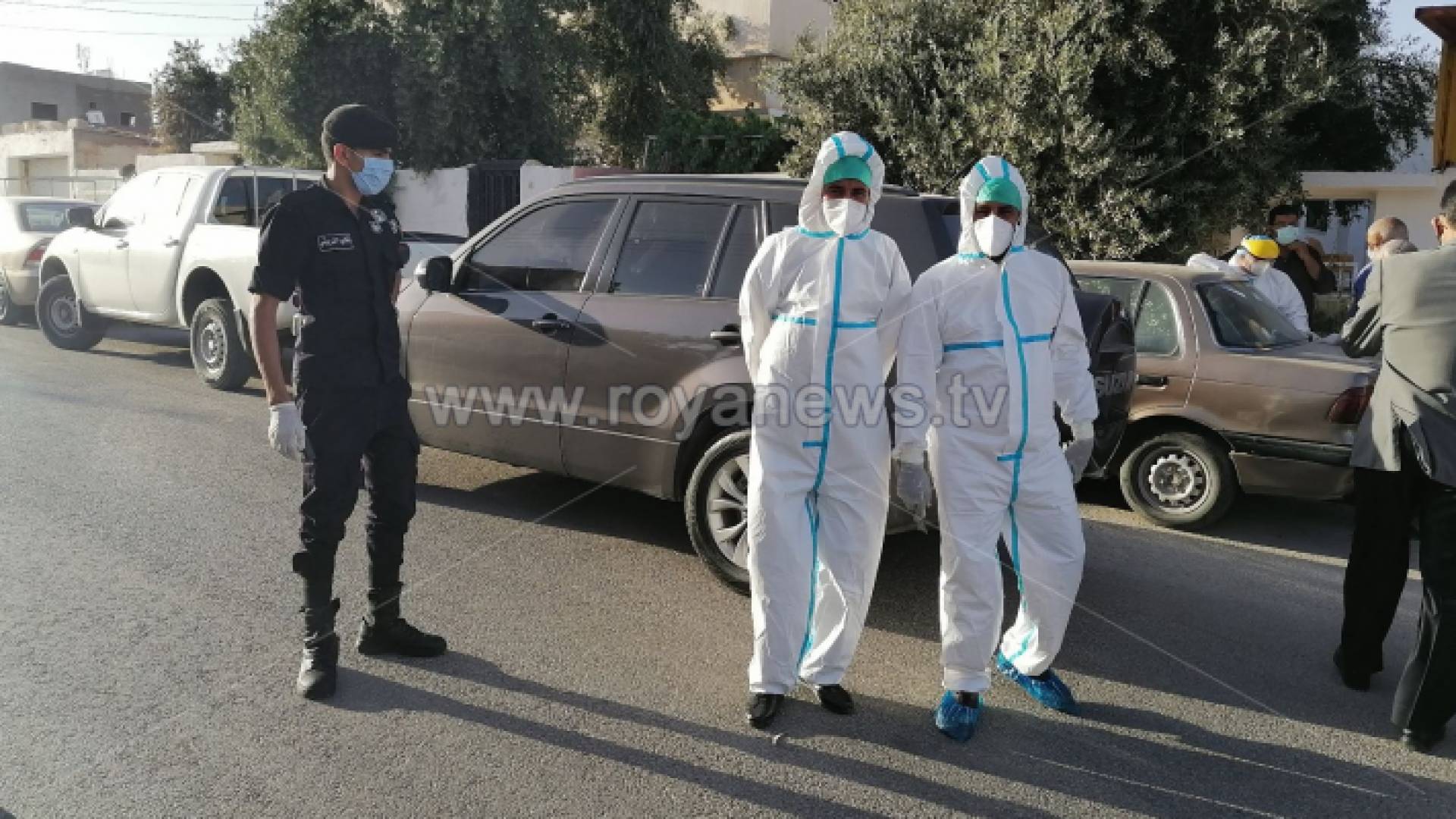 فرق التقصي الوبائي في حي نوارة قصبة المفرق لأخذ العينات من مخالطي المصاب