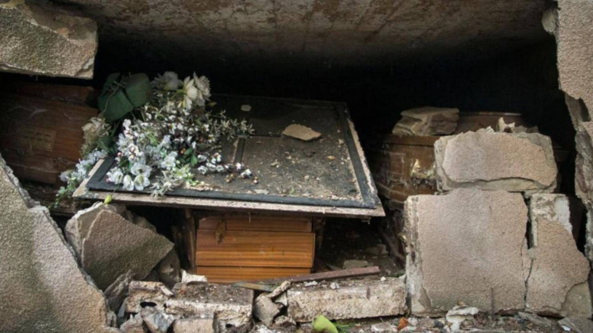 الموتى لم يسلموا من الانفجار الضخم