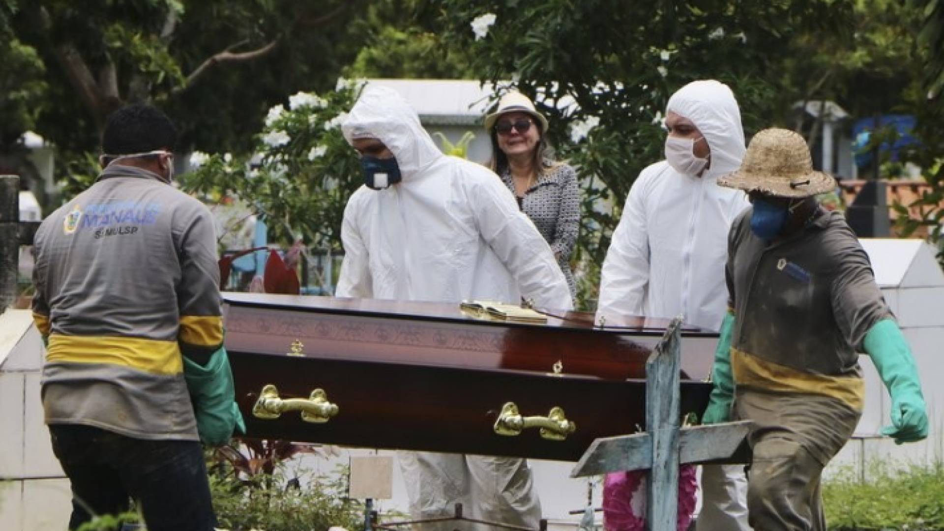 أكثر من مئة ألف وفاة بكوفيد-19 في البرازيل