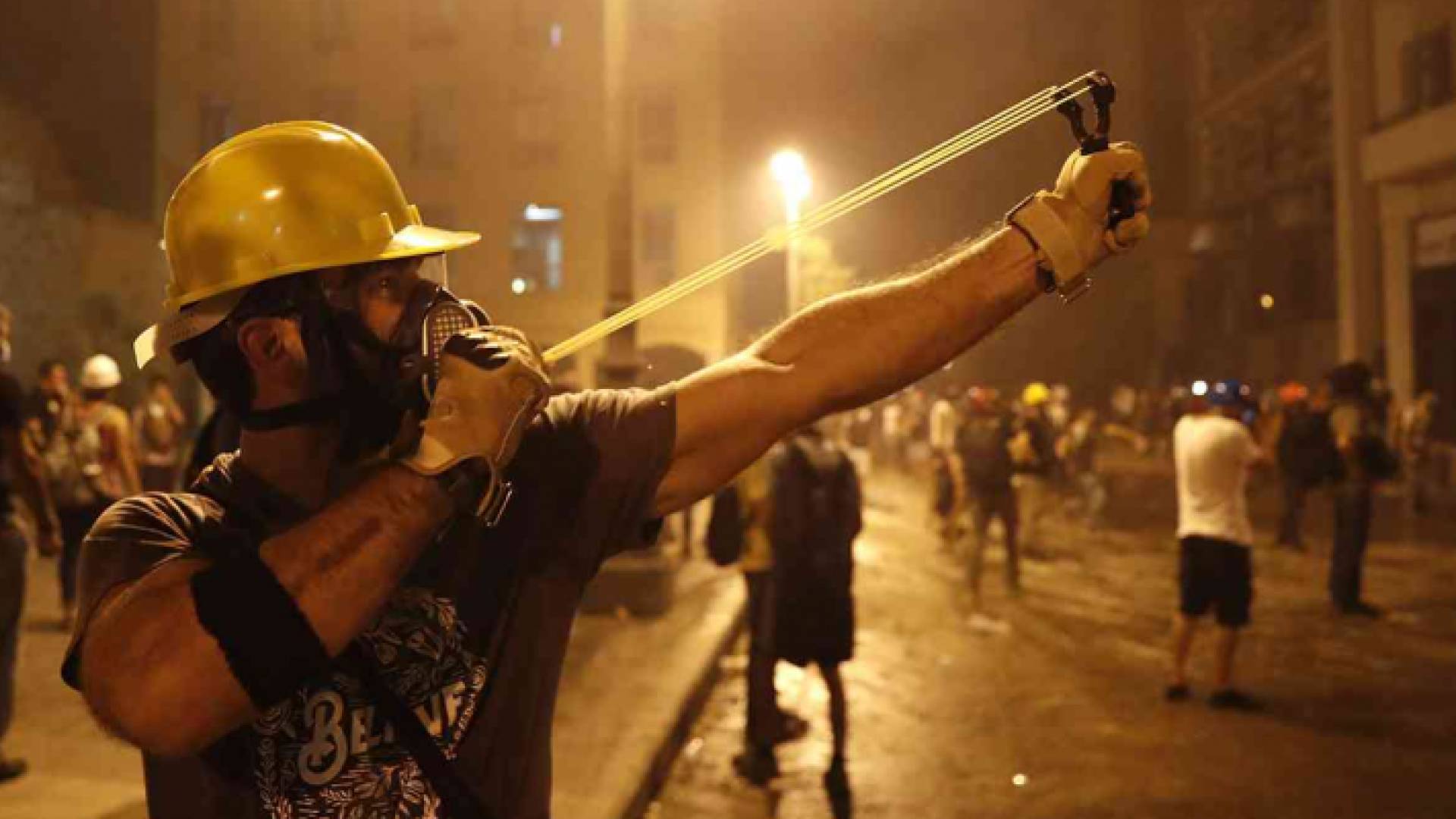 تجدد المواجهات في بيروت والضغوط تزداد على الحكومة اللبنانية