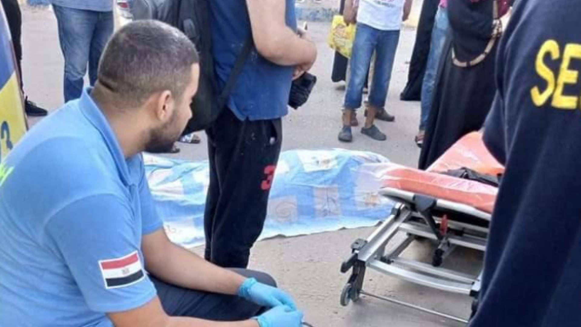 مصري يقتل زوجته رميا بالرصاص أمام طفلتيها في شارع عام