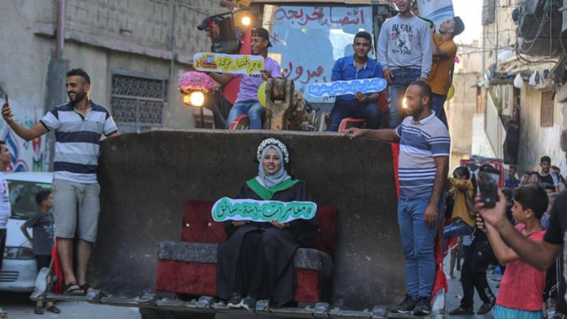 الفلسطينية انتصار البطش تحتفل بتخرجها