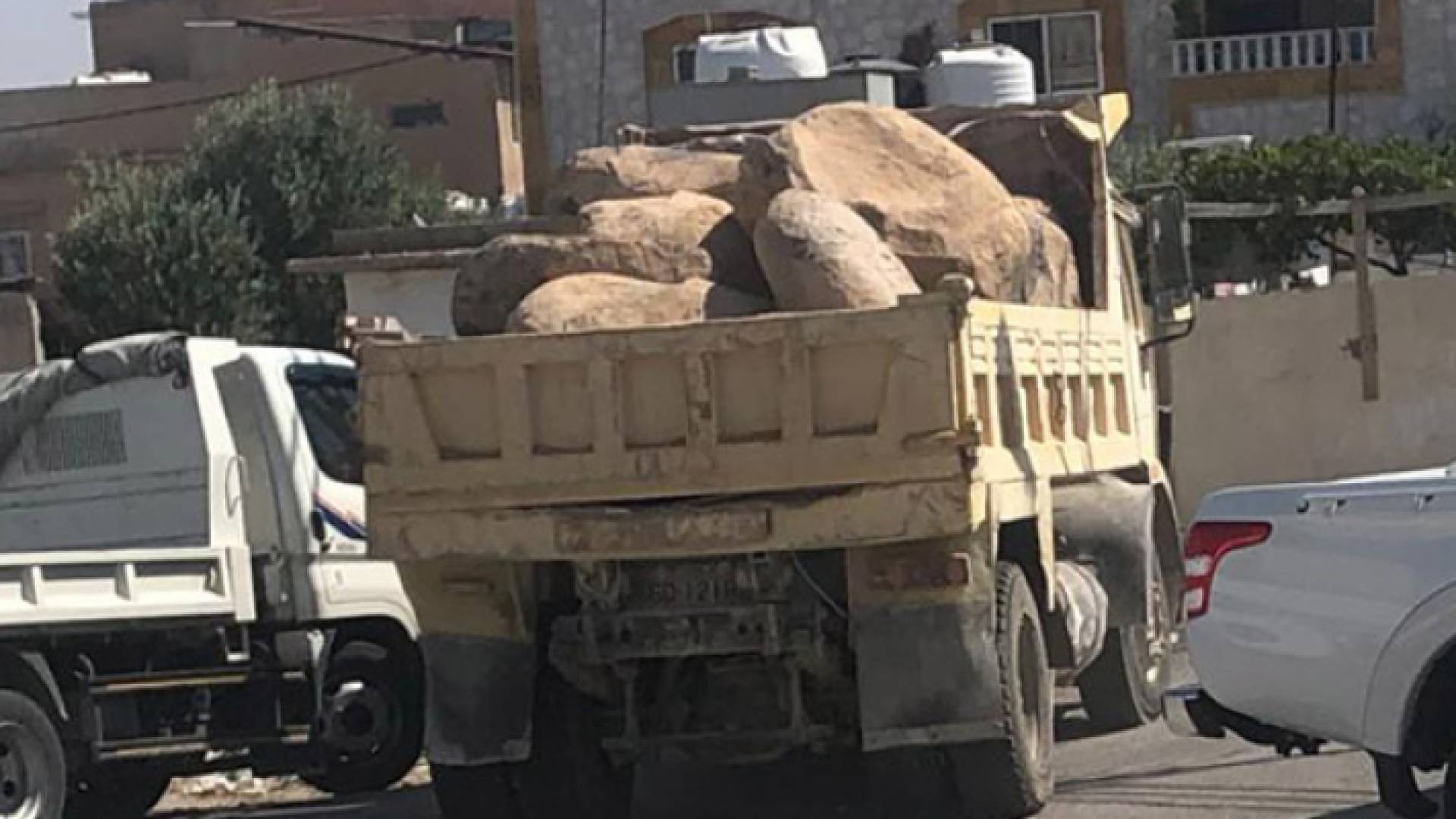 ضبط قلاب مخالف محمل بالبازلت المستخرج في الهاشمية