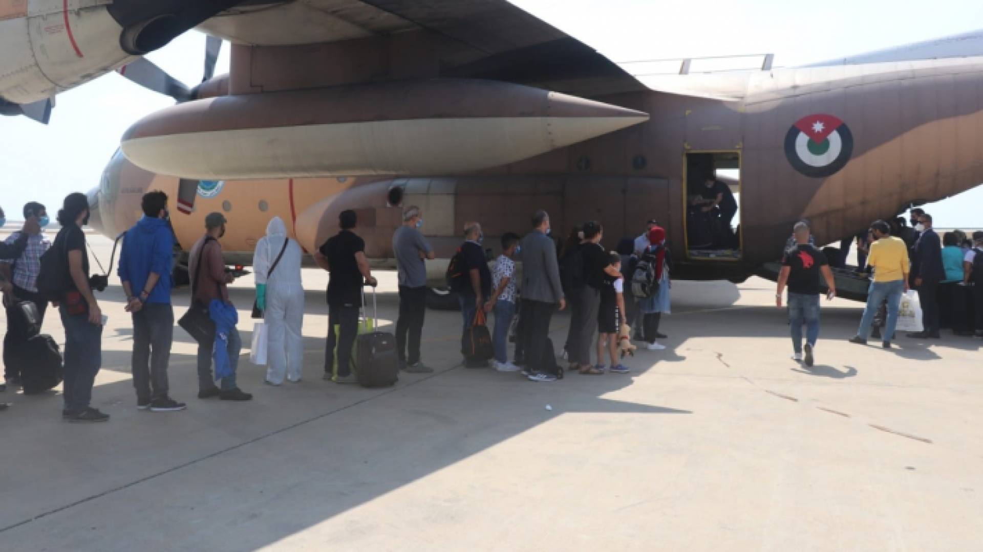 إجلاء 37 مواطنا من لبنان إلى الأردن