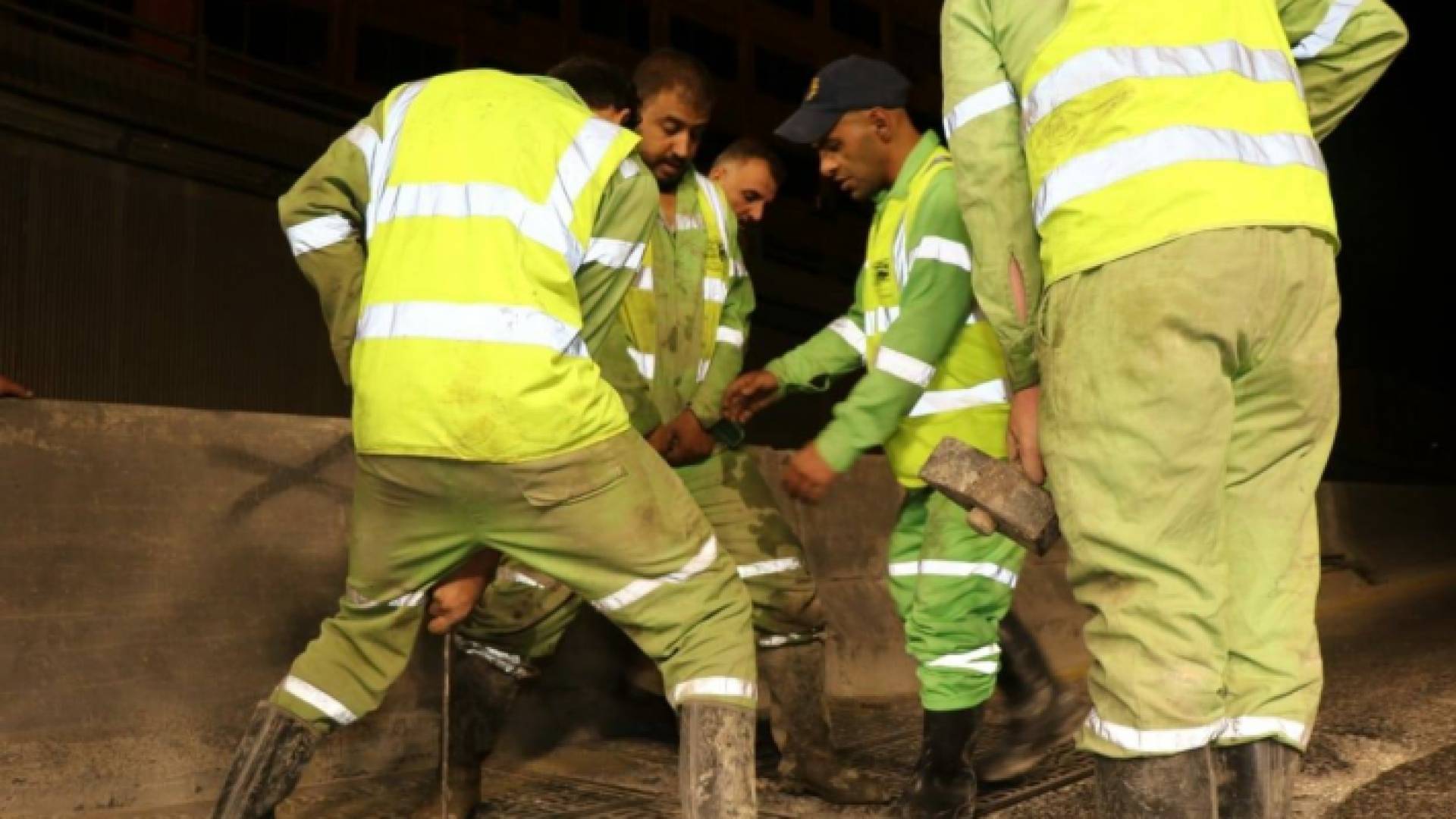 تنظيف شبكات تصريف مياه الأمطار في انفاق العاصمة