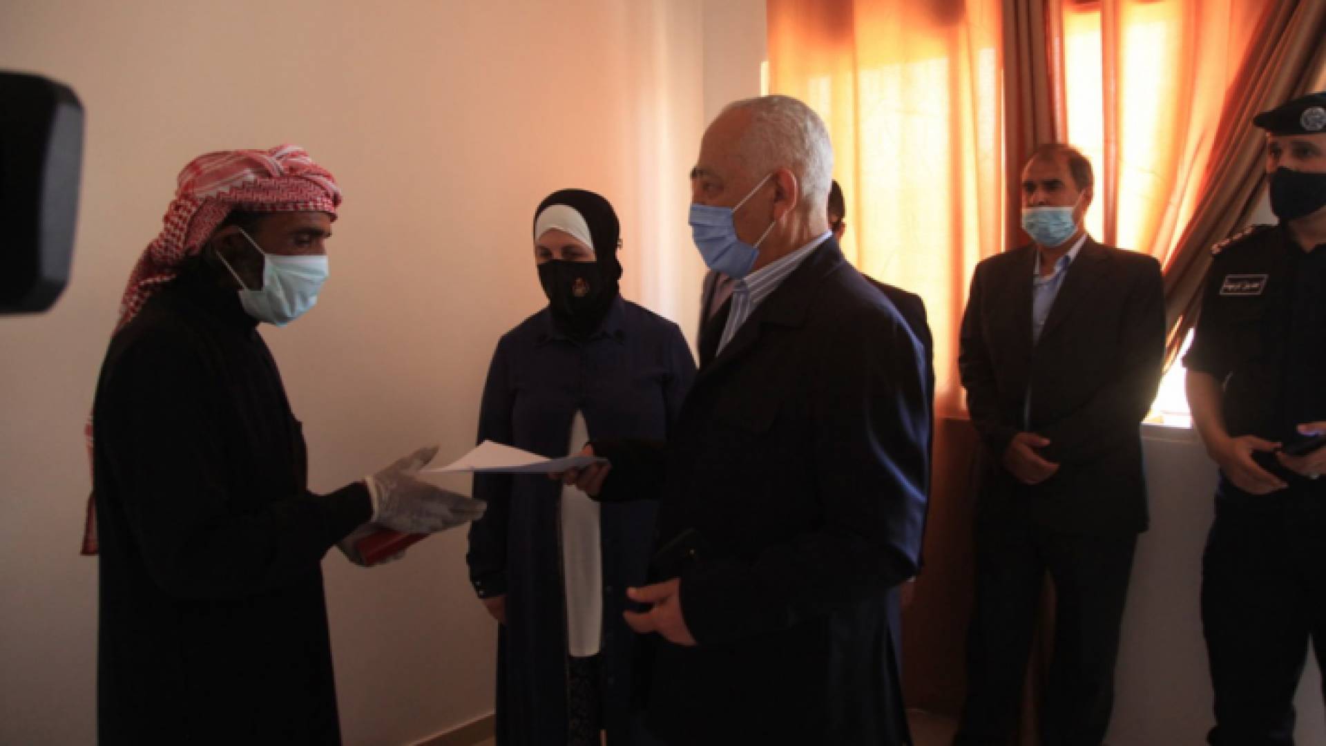 العيسوي يسلم 34 مسكنا لأسر عفيفة بذيبان، ويفتتح مركزا صحيا في ناعور