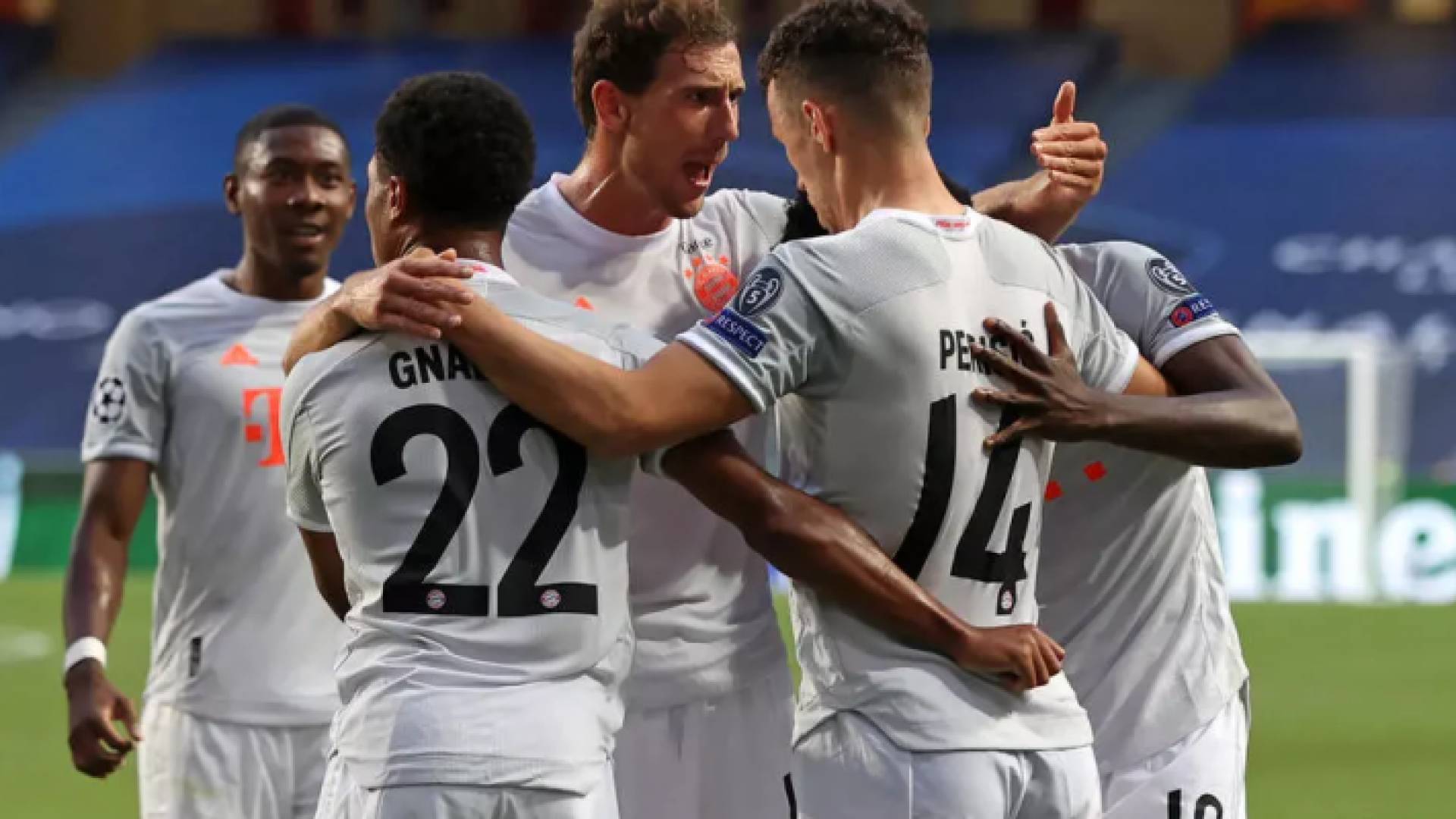 لاعبو بايرن ميونيخ الألماني يحتفلون بالفوز على برشلونة الإسباني في ربع نهائي دوري أبطال أوروبا لكرة القدم