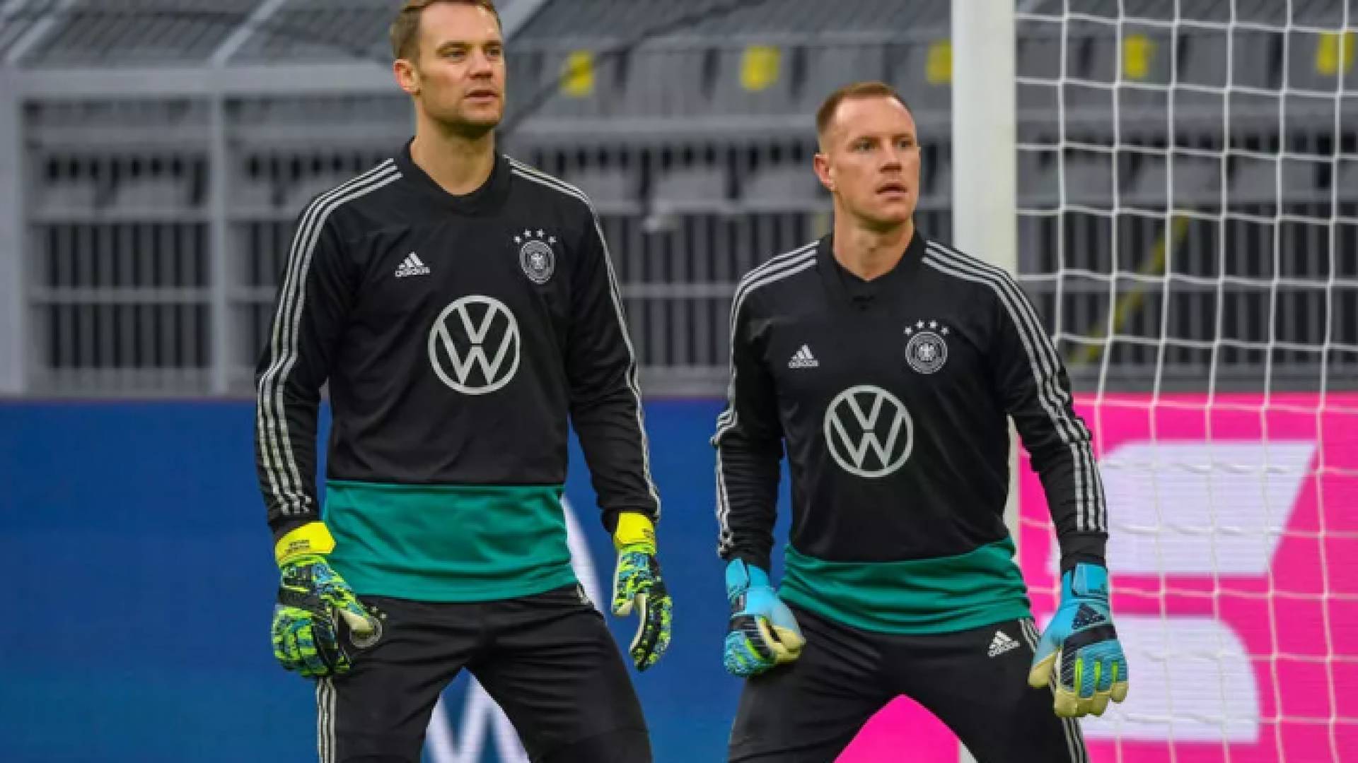 الحارسان الالمانيان مارك-اندريه تير شتيغن (يمين) ومانويل نوير (يسار)