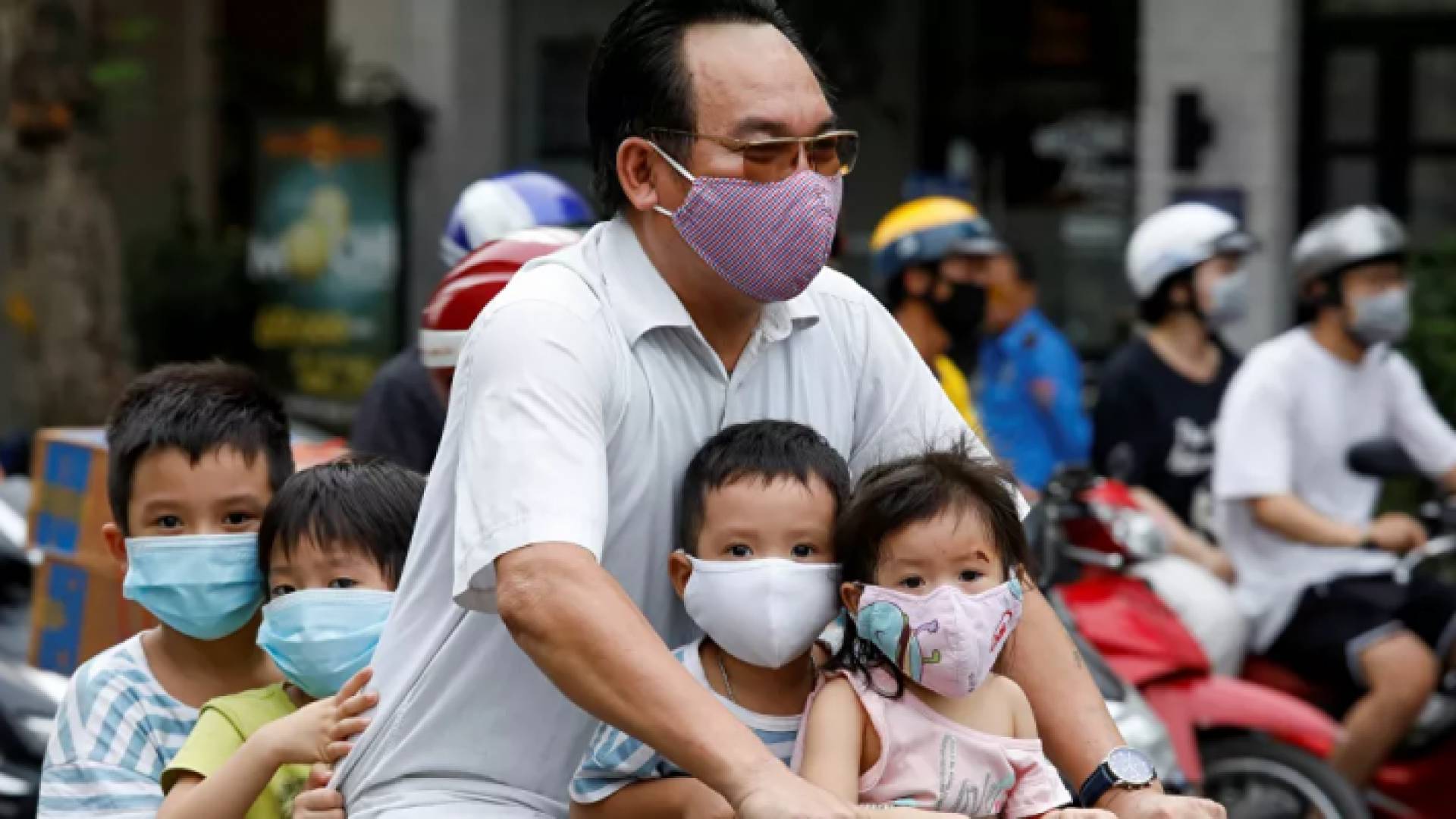 وسط دعوات للحذر من كورونا بعد الانفتاح العالمي