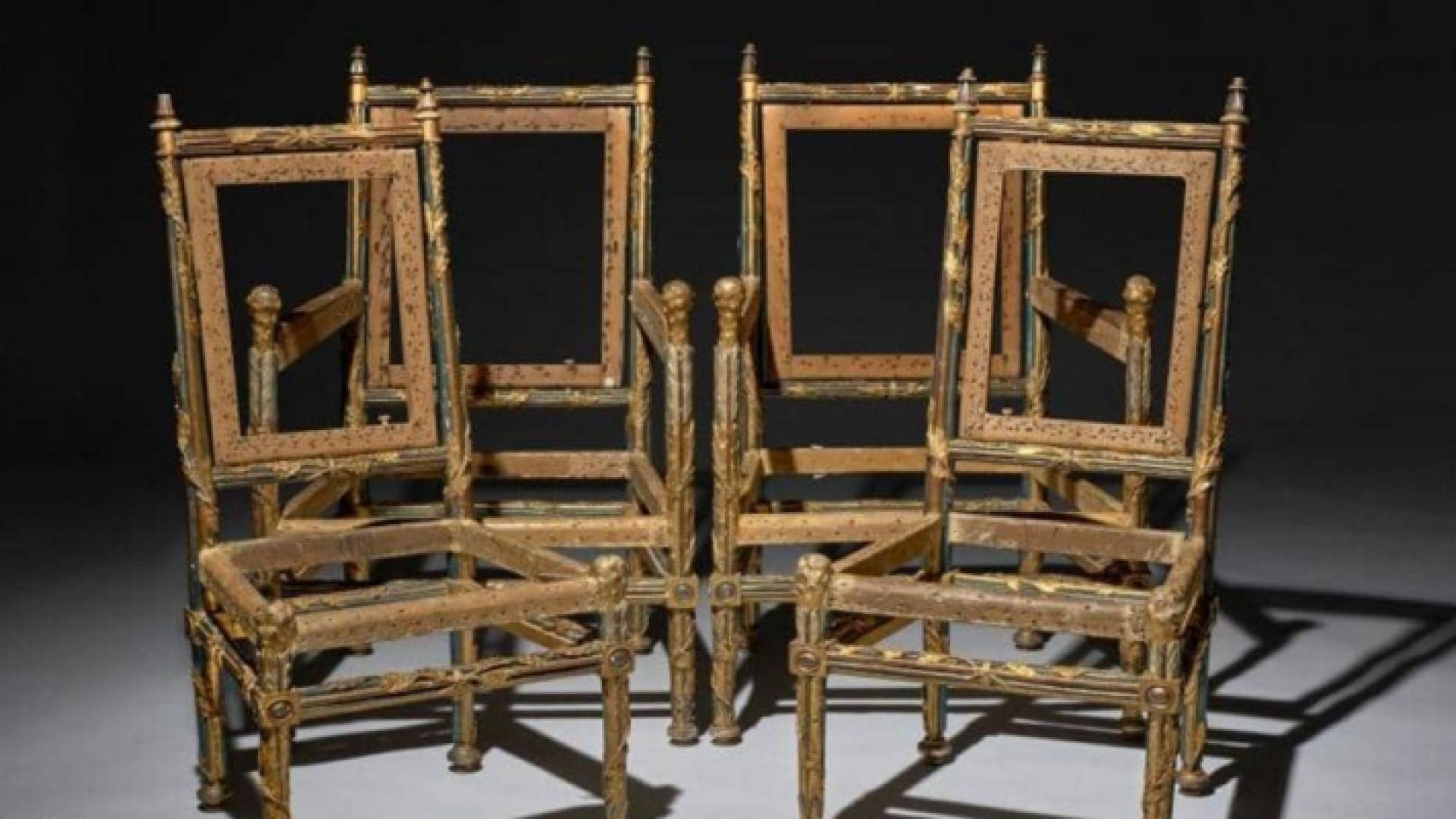 كانت الكراسي الأربعة معروضة للبيع في متحف اللوفر