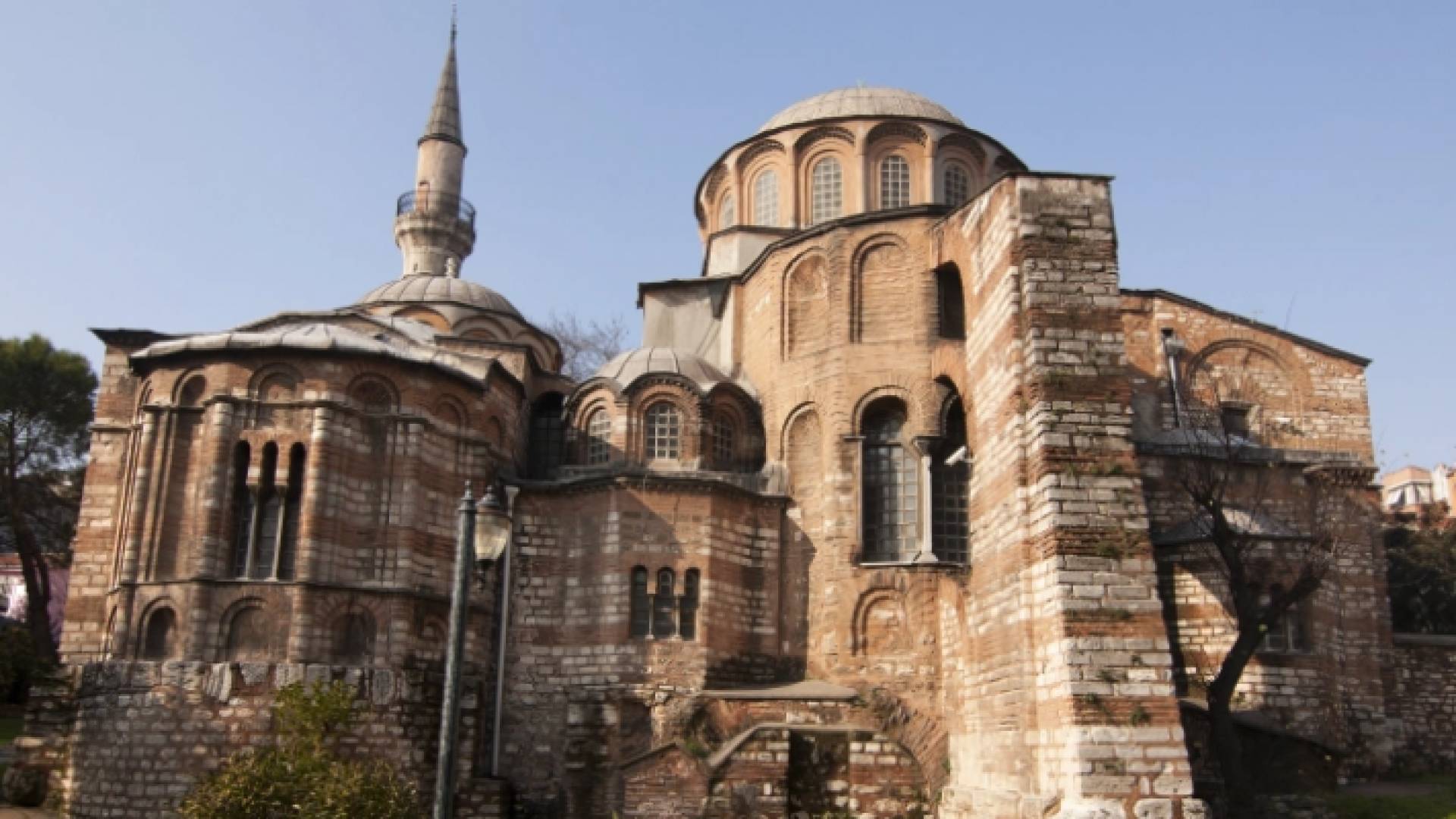 كان المبنى كنيسة في زمن البيزنطيين تعرف باسم "كنيسة شورا" و"كنيسة المخلص المقدس"