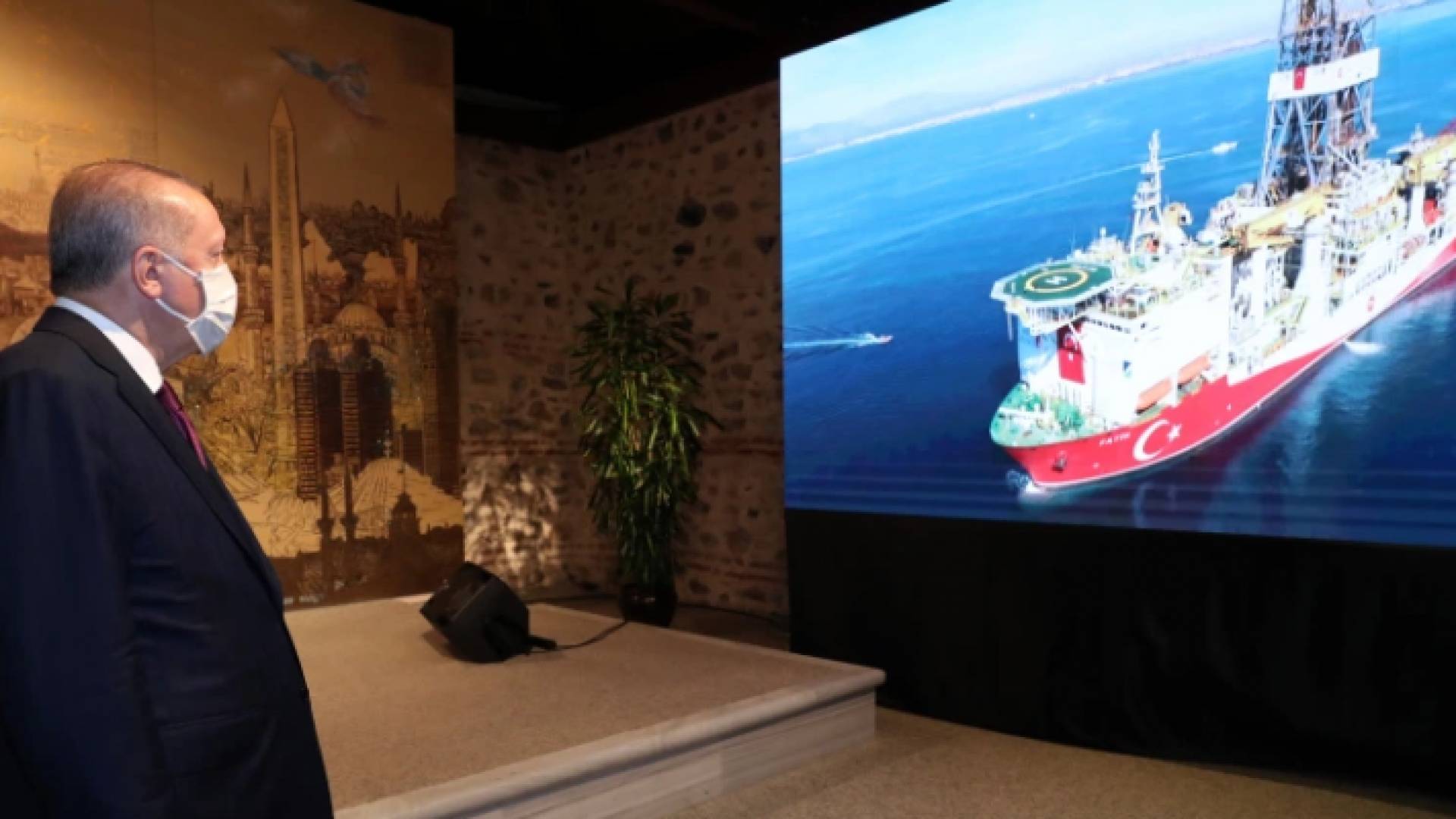 أردوغان يتابع عرضا حول الاكتشاف الأكبر من احتياطيات الغاز في تاريخ تركيا (الأناضول)