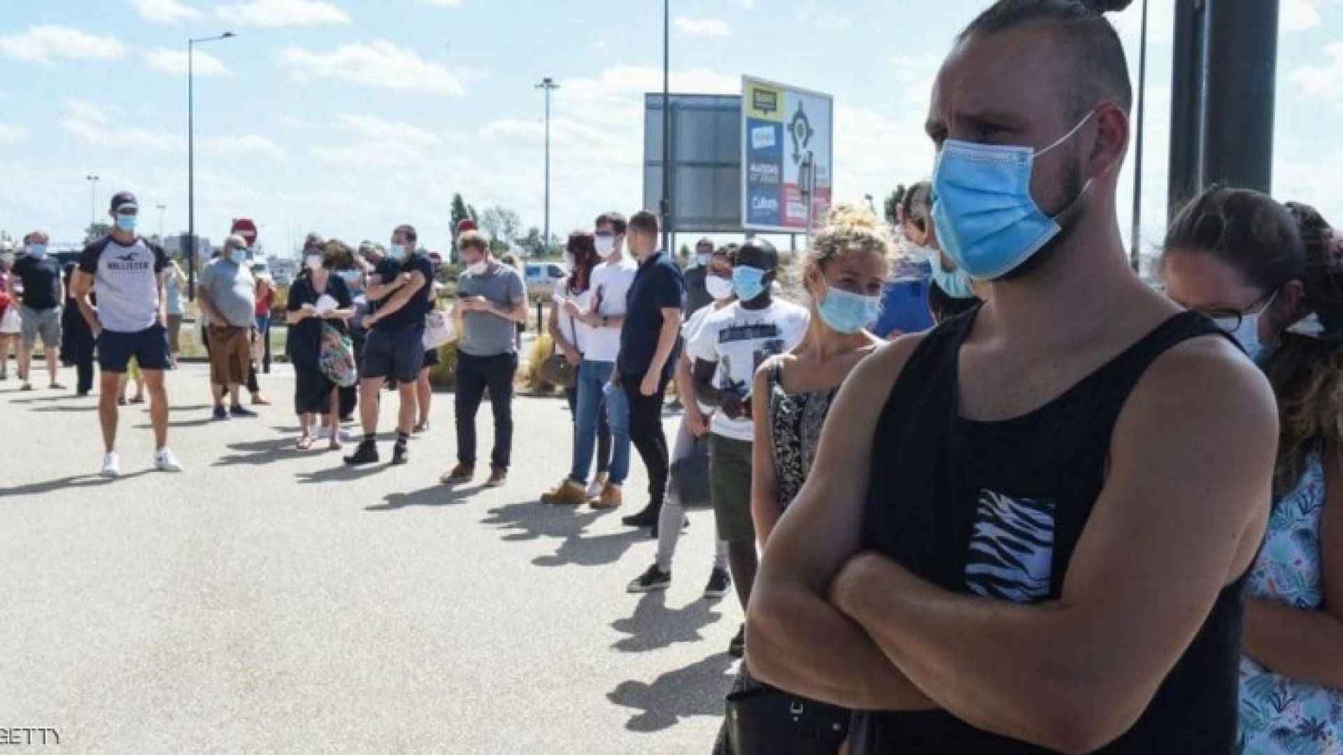 فرنسيون ينتظرون دورهم لإجراء فحص فيروس كورونا