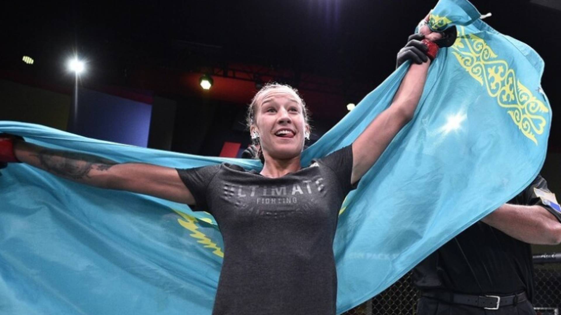 انهالت عليها بوابل من الضربات