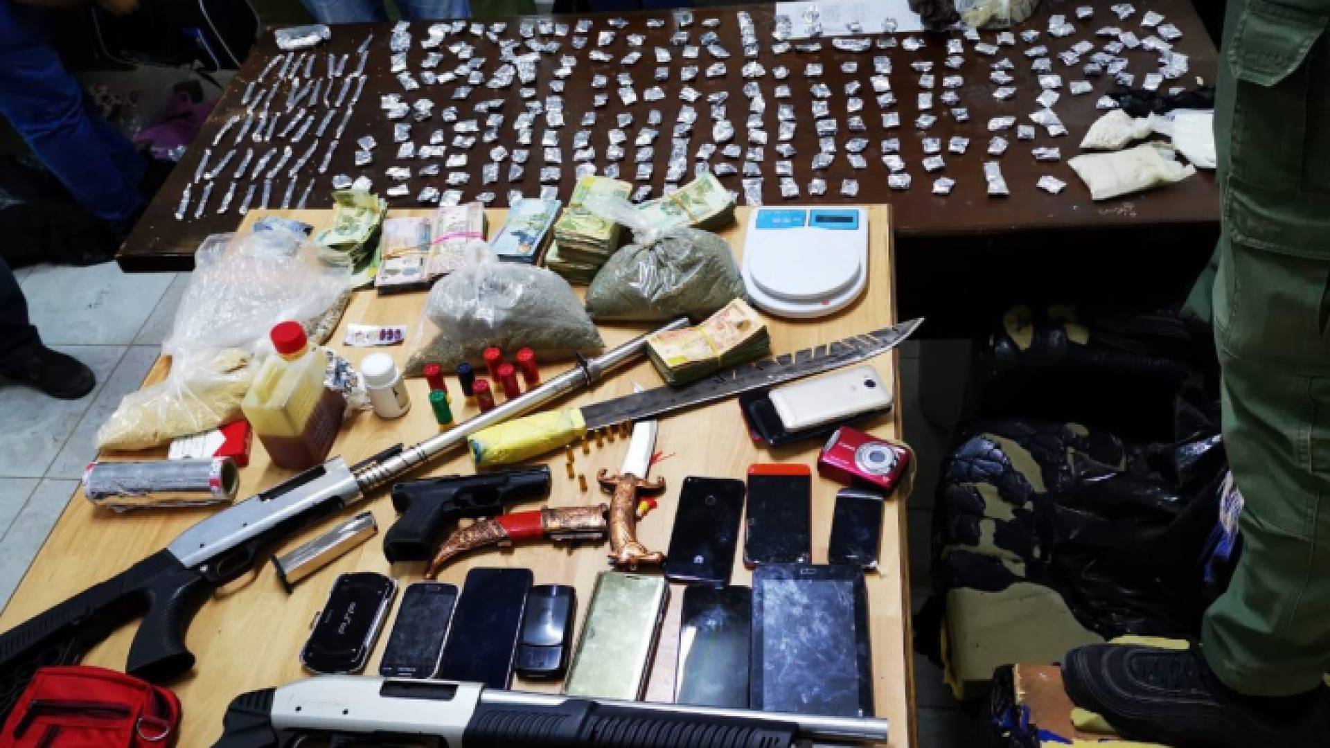 حملة أمنية على مروجي المخدرات في الرمثا وضبط عدد منهم