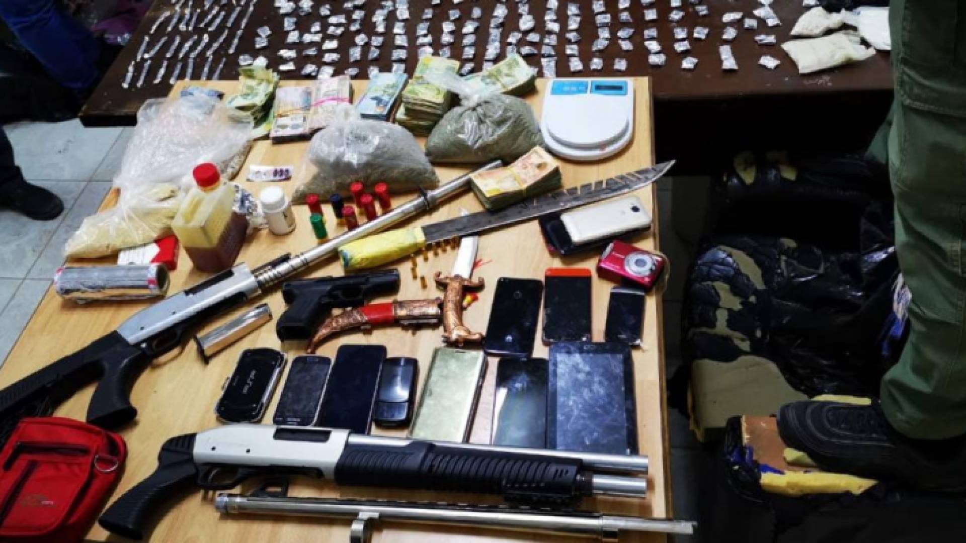 ضبطوا بحوزته كميات كبيرة من المواد المخدرة واسلحة