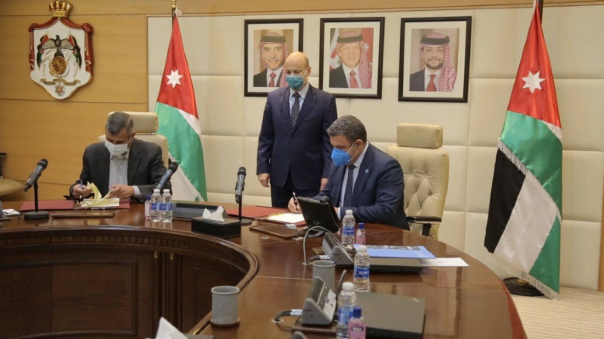 جانب من توقيع الاتفاقيات