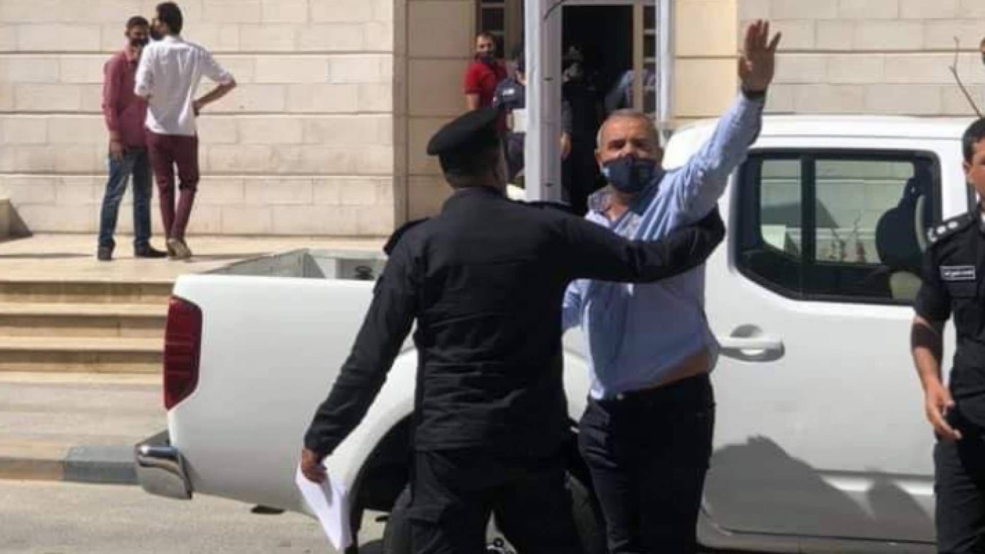 رسام الكاريكاتير عماد حجاج