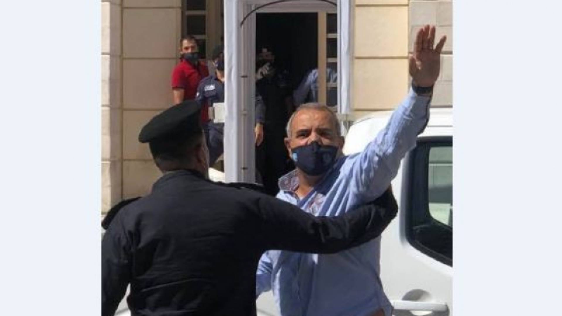 لحظة دخول الزميل عماد حجاج لمبنى قصر العدل