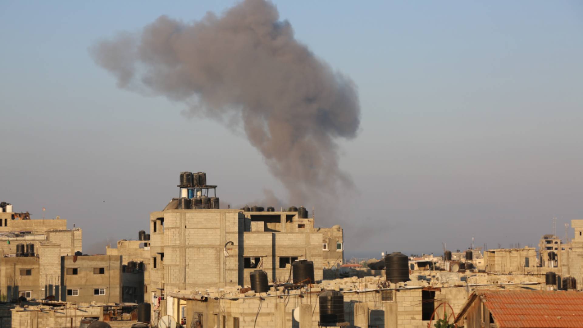 الاحتلال يقصف غزة والمقاومة تطلق صواريخها نحو الغلاف