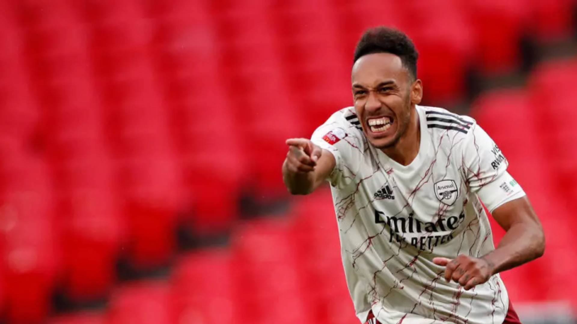 الغابوني بيار ايميريك اوباميانغ يحتفل بتتويج فريقه ارسنال