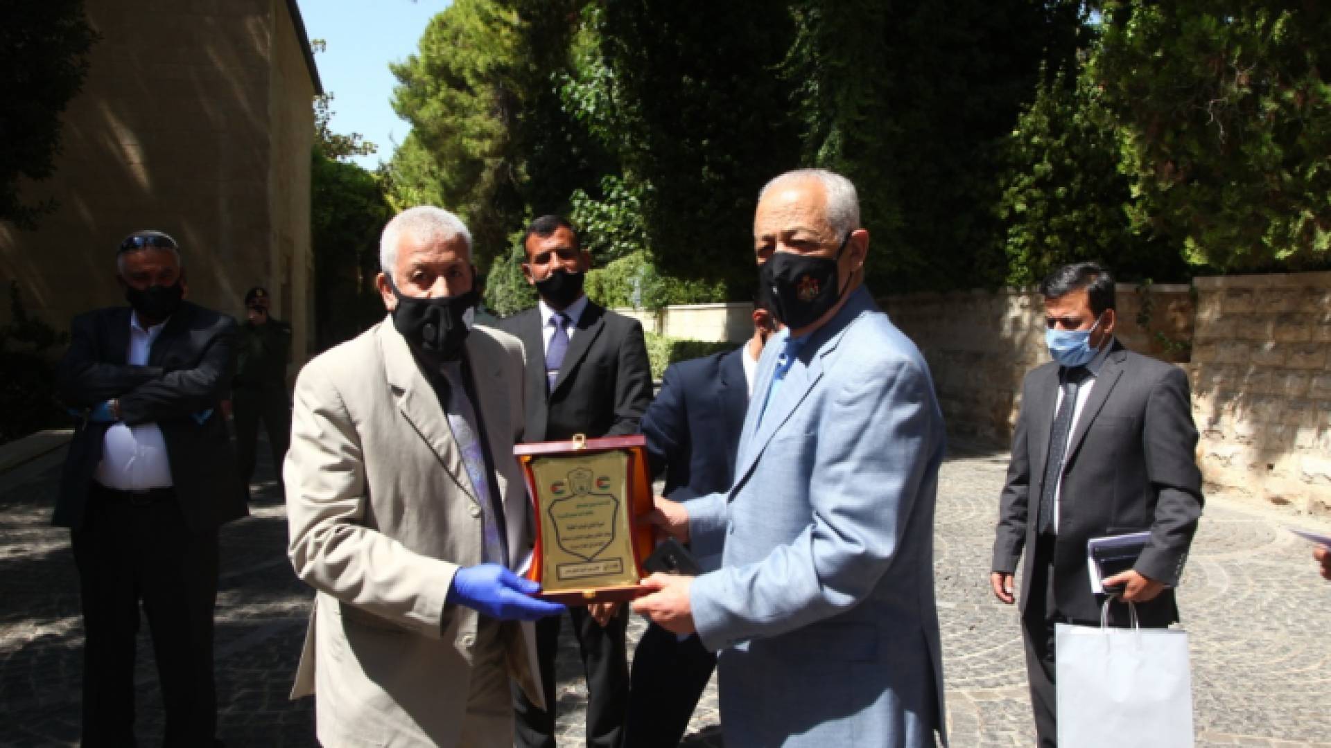 العيسوي يسلم حافلات لعدد من المؤسسات المختلفة