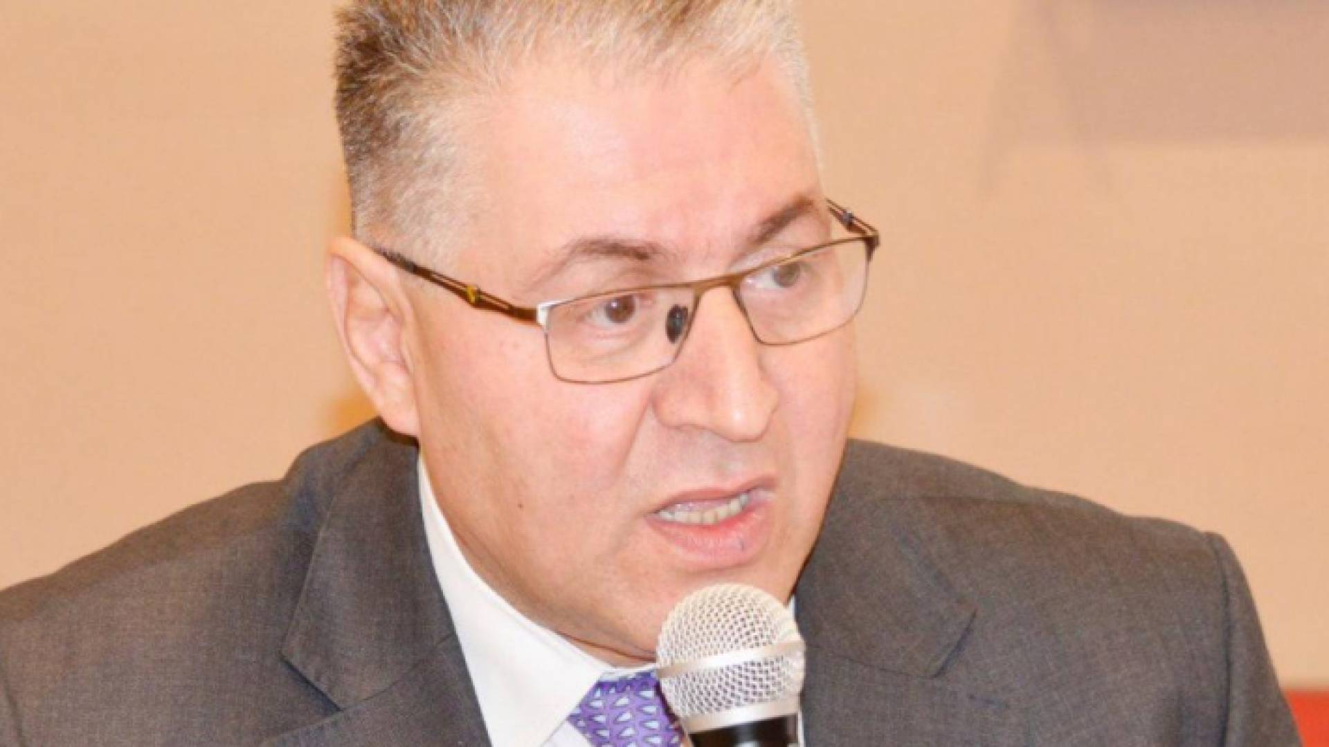 الطبيب البيطري دارم طباع